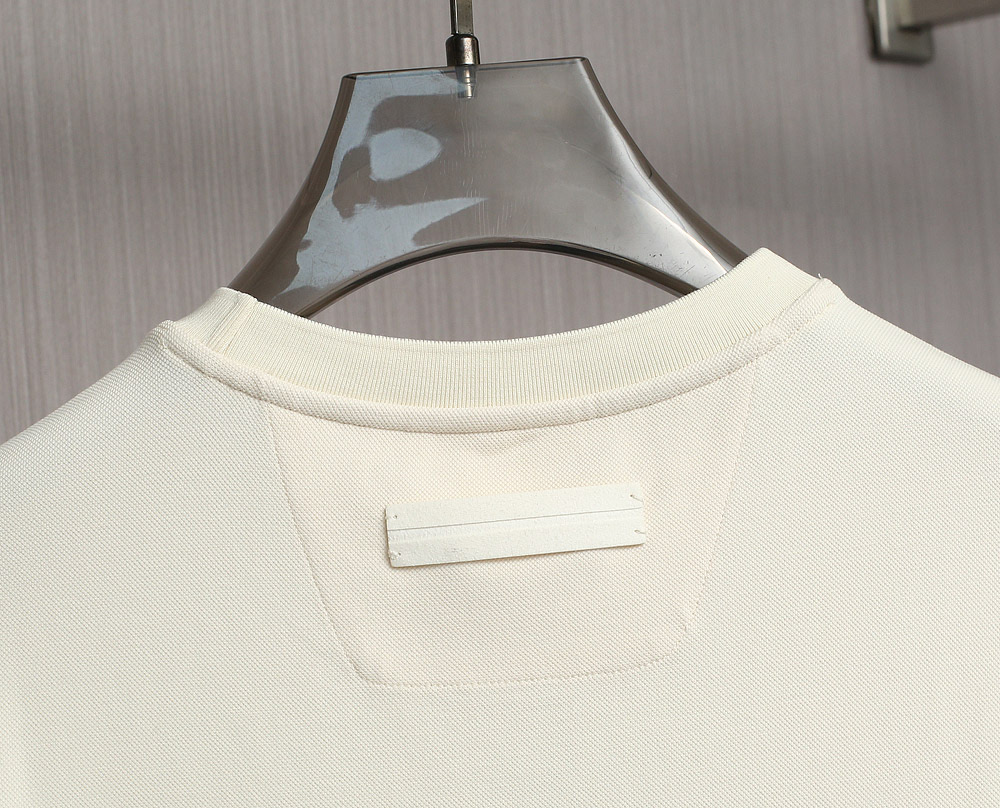   zegna 25SS春夏新款短袖
   ZEGNA春夏必备的珠地圆领，整体在设计基调方面继续沿袭了E