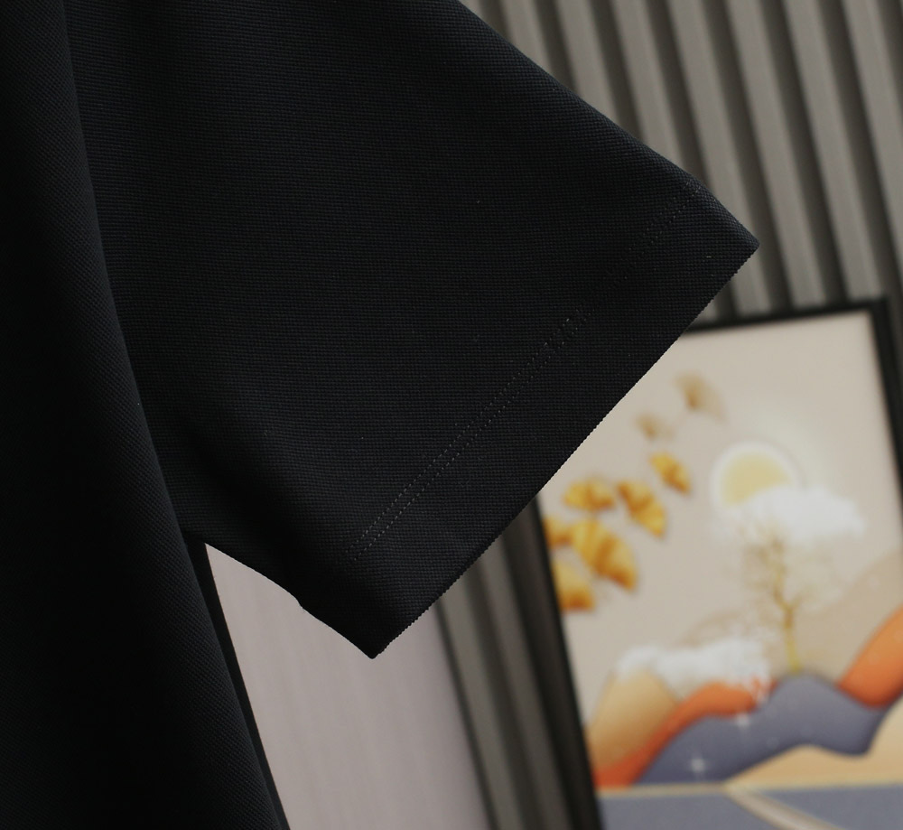   zegna 25SS春夏新款短袖
   ZEGNA春夏必备的珠地圆领，整体在设计基调方面继续沿袭了E