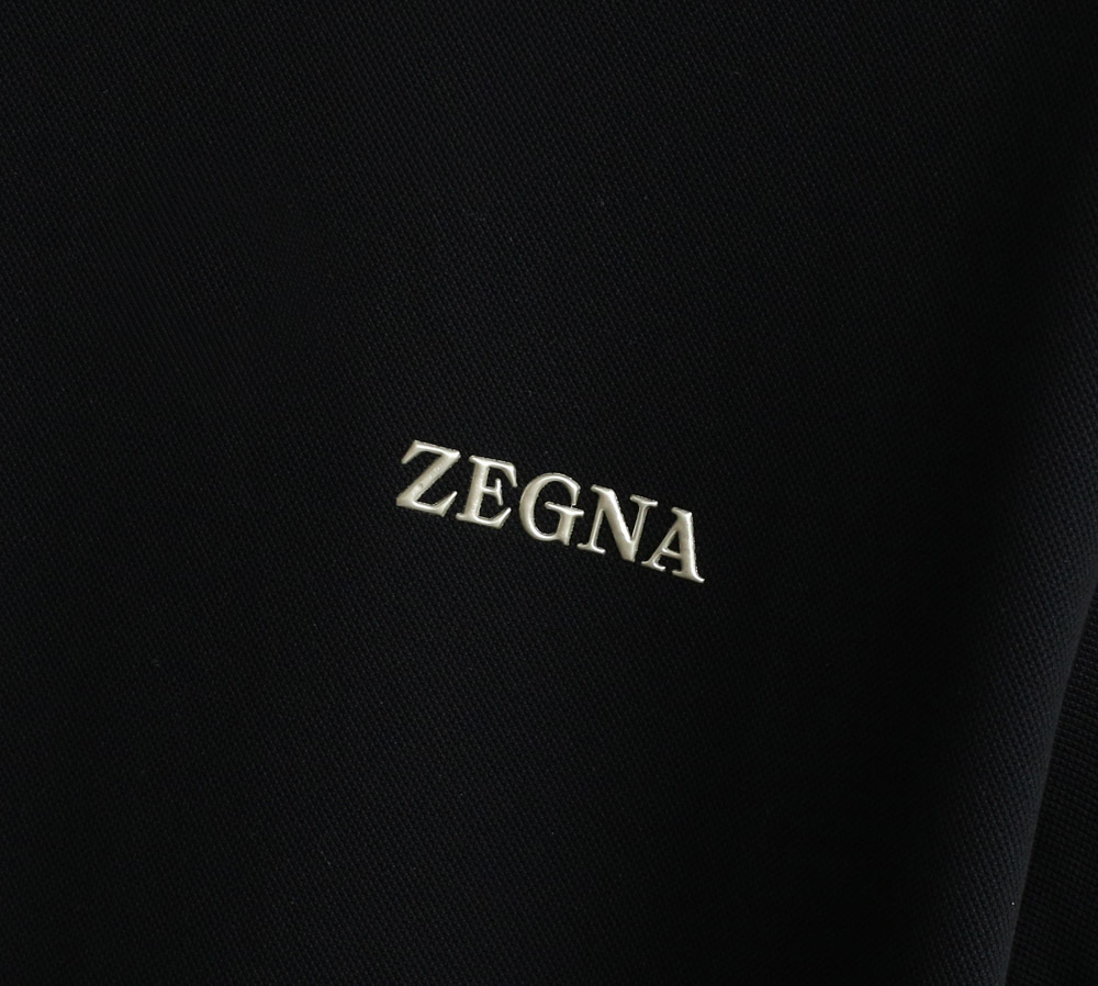   zegna 25SS春夏新款短袖
   ZEGNA春夏必备的珠地圆领，整体在设计基调方面继续沿袭了E