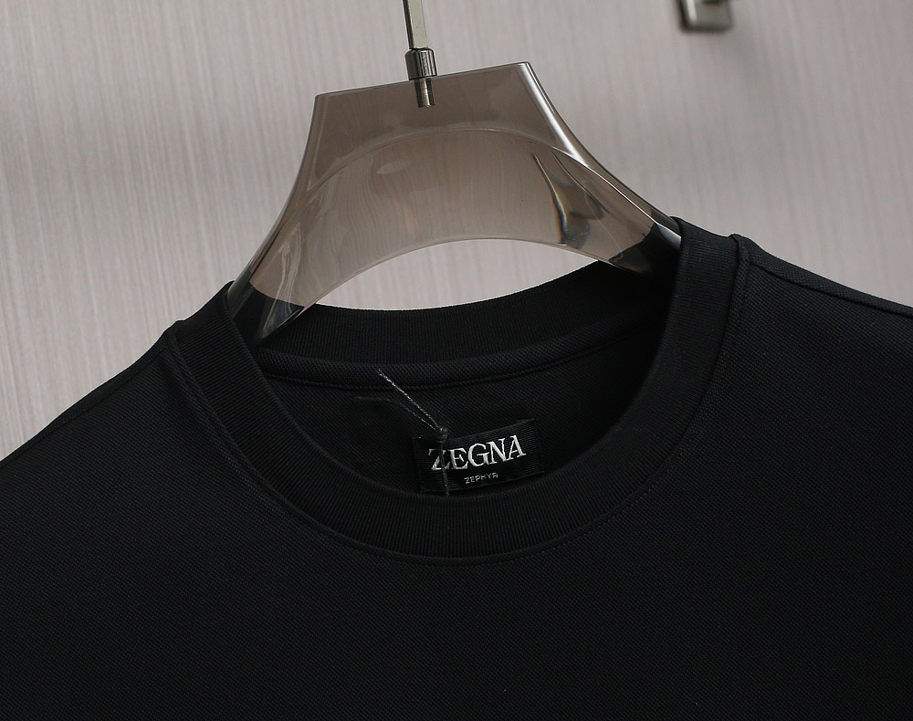   zegna 25SS春夏新款短袖
   ZEGNA春夏必备的珠地圆领，整体在设计基调方面继续沿袭了E