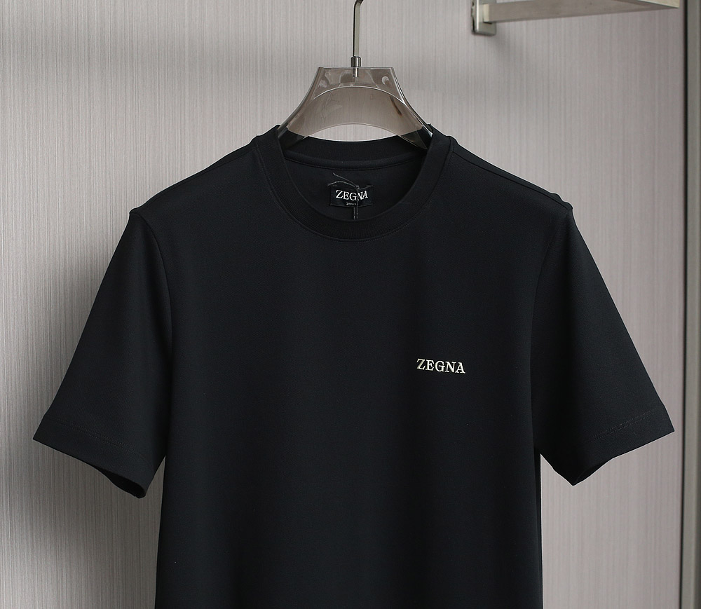   zegna 25SS春夏新款短袖
   ZEGNA春夏必备的珠地圆领，整体在设计基调方面继续沿袭了E