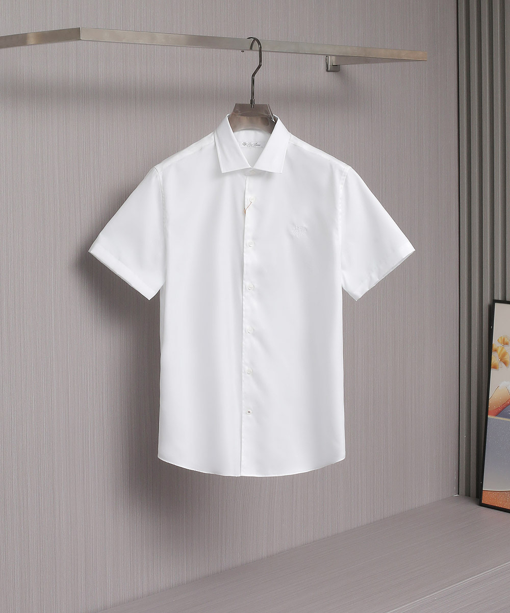 NO:504542,[LP Nouo Pianya imported color woven high-string cotton fabric short-sleeved shirt] LP high-quality luxury goods first recommend collectible short-sleeved shirts, trading company channel goods, 25-year spring and summer show series, popular top items, fashion bloggers' high-frequency outfit interpretation!  !  A very star-level item, which is a high-quality product with full appearance. The whole design and shape are quite distinctive. The labeled cloth embroidery elements are cleverly embellished at the hem. The very stunning and fashionable details are quite beautiful, which strongly boasts the brand identity and enriches the overall vision!  Customer-supplied high-conditioned imported high-support cotton fabric, high density and delicate texture, self-evident comfort, excellent skin-friendliness, excellent breathability, excellent details, exquisite craftsmanship, neat and rigorous wiring! The upper body effect is excellent. The front chest brand logo embroidery craftsmanship is exquisite and fashionable!  It is suitable for business and casual and daily outfits, and is an indispensable item for wardrobe!  Size Classic White S-XXL., loro piana,shirts,T-shirt,alexander wang19860909【LP诺悠翩雅进口色织高支棉面料短袖衬衫】LP高品质的奢品者首推珍藏级短袖衬衫,贸易公司渠道货,25年春夏秀场系列,人气TOP单品,时尚博主高频穿搭演绎！！ 非常明星级的一款单品,属于颜值满分的高级产物,通体的设计造型,辨识度颇为鲜明,标签化的布贴刺绣元素,巧妙点缀于下摆处,非常惊艳且时髦的细节,颇具美感,有力标榜了品牌身份,且丰富了整体视觉！ 客供高定进口高支棉面料,高密度且质感细腻,舒适度不言而喻,亲肤性绝佳,透气性亦优越,细节方面亦非常出色,工艺精湛细腻,走线工整严谨! 上身效果非常出色 前胸品牌logo刺绣工艺,精致时尚！商务休闲及日常穿搭皆宜,衣橱不可或缺的单品！ 尺码经典白色S-XXL.,,loro piana,shirts,T-shirt,alexander wang,Men's clothing