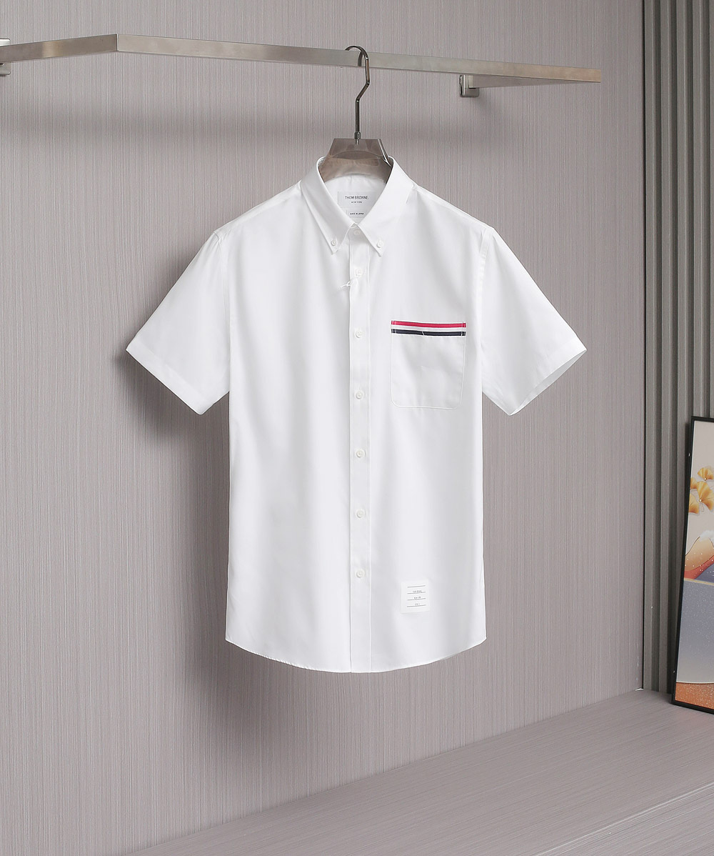 NO:504545,T-B high-end pure cotton free short-sleeved shirt. Classic white. S-XXL. It uses imported pure cotton free iron fabric, which is comfortable and breathable, and has a left chest pocket design, which is convenient and practical. The side of the pocket is connected to the brand logo red, white and blue webbing, and the casual style is extraordinary and elegant!  Perfect tailoring, three-dimensional style, the first choice for men in summer business and casual!  ,T-shirt,alexander wang19860909T- B高端纯棉免烫短袖衬衣.经典白色.S-XXL.采用进口纯棉免烫面料,舒适透气,左胸口袋设计,方便又实用.口袋边接品牌标志红白蓝织带,休闲之中不凡雅帅之风范儿！完美的剪裁,立体的版型,夏季商务休闲男士之首选单品！,,T-shirt,alexander wang,Men's clothing