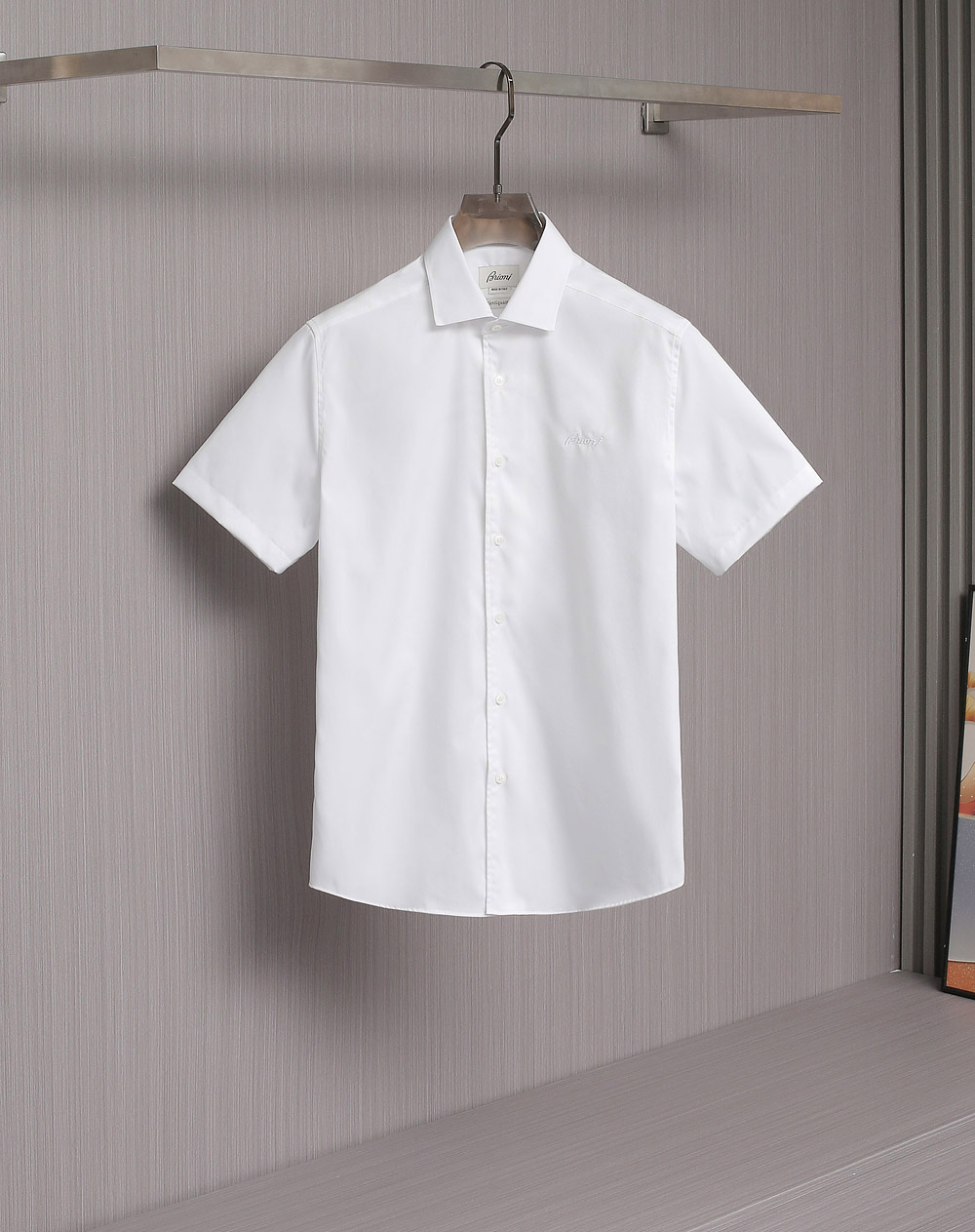 NO:504539,New products are on the shelves!  Brigno 25 spring and summer short sleeves. It uses imported pure cotton free ironing fabric, soft and delicate feel, three-dimensional style, and the upper body is crisp and stylish!  It is made with perfect fit to the human body curves!  A perfect fit for every needle and thread!  The brand is simplified and atmospheric!  Left breast brand logo embroidery pattern, exquisite and fashionable, and will not deform after washing for a long time. A must-have item for men in summer fashion!  Classic white.S-XXL, T-shirt,alexander wang19860909新品上架啦！布里尼奥25春夏短袖.采用进口纯棉免烫面料,手感柔软细腻,版型立体,上身挺括有型！完美贴合人体曲线精工细做而成！一针一线完美契合！将品牌简洁大气发挥的淋漓尽致！左胸品牌logo刺绣图案,精致时尚,久洗不变形.夏季时尚男士必备单品！经典白色.S-XXL,,T-shirt,alexander wang,Men's clothing