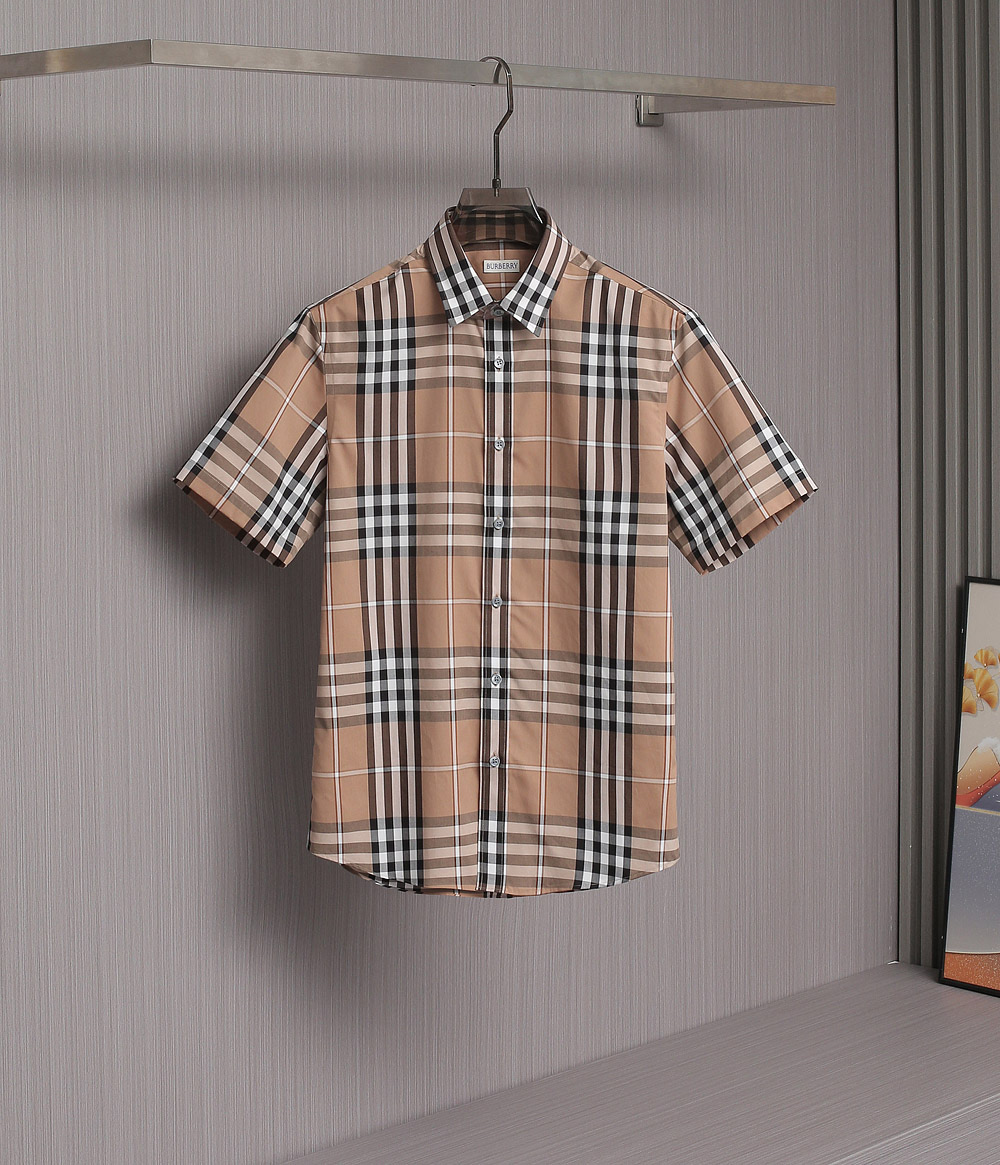 NO:504548,New products are on the shelves!  Family B men's plaid short-sleeved shirt, Hong Kong trading company products, pure foreign business channels, perfect appearance, high-end Italian products, new spring and summer products, super popular single products!  The same style as the counter!  The signature plaid items that B Family’s main season have lasted for a long time. This season’s plaid continues the design tone of the B Family and has been upgraded to the plaid. The overall effect is more youthful and energetic. A plaid element is also an extremely classic fashionable symbol in the fashion circle. The popularity has always been online. The plaid fabric in the new season shows different visual effects in a diagonal cut way, which is more fashionable, giving a new visual aesthetic, full of vitality and youth, which is very amazing!  Customer-supplied Egyptian combed long velvet cotton, British century-old workshops are ordered and weaved. The plaids are crisscrossed and neat, and there are no mistakes. They show craftsmanship everywhere. The texture is soft and delicate, with a full sense of cotton, skin-friendly, breathable and comfortable, and the details are perfect. The selected customized LOGO resin buckle is quite outstanding!  The plaid items are very suitable for the needs of the dressing season. They come with strong label symbols, are retro and fashionable, elegant and intellectual, and are very easy to highlight the temperament. They can easily weaken the age group and have extremely high shaping and mixing. They are a must-have shirt item for those who control quality and fabric control and check pattern control!  Size S-XXL S bust 102 cm, Shirts, T-shirt, alexander wang19860909新品上架啦！B家族男士格子短袖衬衫,香港贸易公司货,纯正洋行渠道,品相完美如斯,高端意大利产,春夏新品,超人气单品！专柜同款！ B家每一季主打的招牌格纹单品,经久不衰,这一季的格纹延续B家族设计基调,在格纹上做了升级,整体效果更加年轻有活力,一个格纹元素亦是时尚圈极为经典的时髦符号,热度一直保持在线,新季的格纹面料以斜裁的方式展现出不一样的视觉效果,更具时髦感,赋予了新的视觉审美,充满活力与年轻态,非常惊艳！ 客供埃及精梳长绒棉,英国百年工坊订织,格纹纵横交错对格工整,毫无错格存在,处处彰显出匠心工艺,质地柔软细腻,棉感十足,亲肤透气无敌舒适,细节完美如斯,甄选的定制LOGO树脂扣,颇为出彩！ 格纹单品极符合穿搭季的需求,自带强烈的标签符号,复古且时髦,优雅兼具知性,极易凸显气质感的元素,可以轻松削弱年龄层,塑造性与混搭性极高,对于品质控和面料控及格纹控者必入的衬衫单品！尺码S-XXL S胸围102厘米,,shirts,T-shirt,alexander wang,Men's clothing