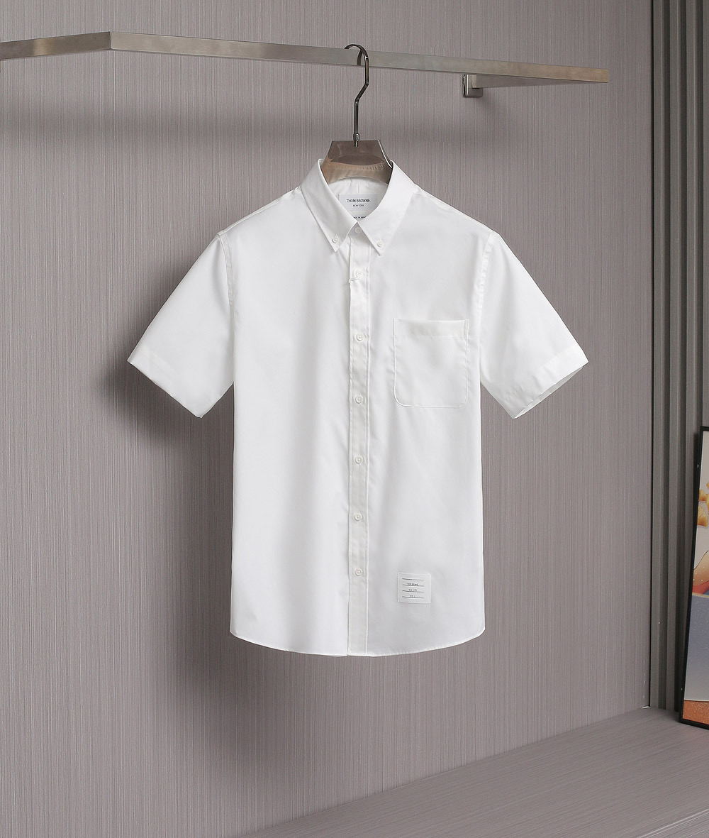 NO:504551,[New Product] TB men's high-end fashion short-sleeved shirts, hot products, trading company channel goods, spring and summer show series, popular top items in buyers' stores, high-frequency dressing performances of fashion bloggers!  A very star-level item, a high-quality product with full appearance. The overall design and shape are always based on TB aesthetics, with a distinct recognition. The labeled red, blue and white webbing elements are cleverly embroidered on the cuffs of the closures. The very stunning and fashionable details are quite beautiful. The latest colorful anchor soul embroidery is injected into the chest, which is exquisite and fashionable, and powerfully boasts the brand identity and image!  Customer-supplied high-quality imported pure cotton fabrics, high-density and delicate texture, self-evident comfort, excellent skin-friendliness, excellent breathability, and excellent details. The craftsmanship is exquisite and delicate, the thread is neat and rigorous, and the rigorous seam is perfect, so the quality is perfect!  The upper body effect is impeccable, and it can support the overall appearance during the matching season, and the upper body is full of temperament!  An excellent tool for summer styling, suitable for casual and daily wear, an indispensable item for wardrobe!  Size (S-XXL) Classic White Light Blue Two-color Offered in stock, Shirts, T-shirt, alexander wang19860909【新品】TB男士高档时装短袖衬衫,爆款单品,贸易公司渠道货,春夏秀场系列,买手店里人气TOP单品,时尚博主高频穿搭演绎！ 非常明星级的一款单品,属于颜值满分的高级产物,通体的设计造型一贯以TB美学为基调,辨识度颇为鲜明,标签化的红蓝白织带元素,巧妙点缀于门襟袖口处,非常惊艳且时髦的细节,颇具美感,胸前注入了最新彩色船锚灵魂性绣花,精美而时尚,有力标榜了品牌身份和形象！ 客供高定进口纯棉面料,高密度且质感细腻,舒适度不言而喻,亲肤性绝佳,透气性亦优越,细节方面亦非常出色,工艺精湛细腻,走线工整严谨,严丝合缝,品相完美如斯！ 上身效果无可挑剔,在搭配季可以撑起整个颜值担当,上身满满的气质感！夏季拗造型的极佳利器,休闲及日常穿搭皆宜,衣橱不可或缺的单品！尺码（S-XXL）经典白色浅蓝色两色现货发售,,shirts,T-shirt,alexander wang,Men's clothing