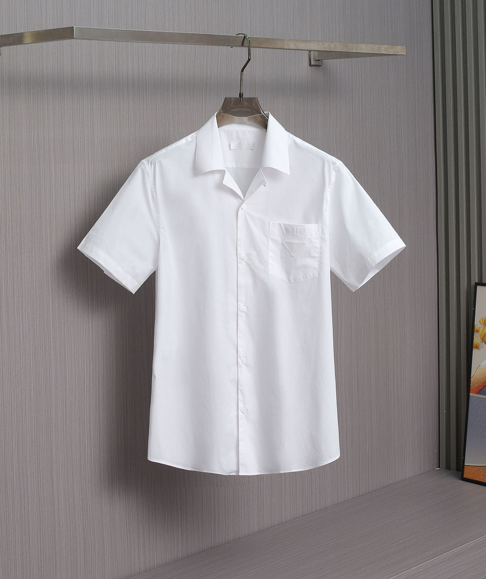 NO:504566,[New Product] P-home Cuban collar short-sleeved shirt is new!  PA men's business casual short-sleeved shirt, Taiwan Yibi Trading Company, top Italian origin, 25-year spring and summer new products, and the official website is simultaneously launched!  A high-end celebrity shirt, high-frequency matching style for advertising albums and fashion magazines, has attracted a lot of popularity after being blessed by multiple male stars!  Born from classics, the signature items that must be released every season. In each season, the new season still continues the design tone of P's family, bringing minimalist style to the extreme, the whole body is clean and straightforward, with a flowing visual experience. Minimalist is the most advanced fashion expression. The chest pocket design is also retained, and the classic triangle logo is equipped with a classic-character patch, which is a soul-style embellishment, presented in exquisite embroidery, with a strong visual effect and highlighting a strong sense of identity!  Mainly based on fabrics and cutting, Italian fixed woven Egyptian platinum-grade pure cotton fabric, heavy high-strength yarn, first-class fabric attributes, extremely delicate and soft touch, with a certain cool feeling, invincible skin-friendly, slightly elastic, and excellent breathability. The upper body feels like a mulberry silk cicada wing!  The quality is invincible, the details are exquisite and exquisite. The selected deep-sea mother shells are polished into buttons, which are tightly sewn, and every detail is excellent!  The tailoring adheres to the usual techniques of P's family, and every inch is grasped just right. It is also slim and integrated. The lines are smooth and clean. It is invincible and versatile. It is both solemn and harmonious. It is both business commuting and leisure. It can run through multiple seasons. It is a must-go type for quality control and shirt control!  Size S-XXL S S S S Shoulder Width 45 Bust 102 Clothes Length 73. Fashionable dark blue classic white two-color for sale in stock, Shirts, T-shirt, alexander wang19860909【新品】P家古巴领短袖衬衣上新啦！PA家男士商务休闲短袖衬衫,台湾意比贸易公司,顶级意大利原产,25年春夏新品,官网同步推售！ 高端明星级的一款衬衫,广告画册及时装杂志拍摄高频率搭配款,由多个男星上身加持后,聚集了极高的人气！ 因经典而生,每季必出的招牌单品,在每一季轮回,新一季仍然延续了P家的设计基调,将极简风发挥到极致,通体干净直白,大有行云流水般的视觉体验,极简才是最高级的时尚表达,胸前口袋设计,同时保留了经典三角标识,搭载经典—字贴布,属于灵魂式的点缀,以精美刺绣体呈现,视觉效果极强,亦凸显了强烈的身份感！ 以面料和裁剪为主导,意大利定织埃及白金级纯棉面料,重磅高支纱线,面料属性一流,触感极为细腻柔软,自带一定冰爽感,具备无敌的亲肤性,略带弹力,透气性亦绝佳,上身如桑蚕丝蝉翼般体验感！ 品相无敌,细节工艺精致考究,甄选的深海母贝打磨制成纽扣,严丝合缝,每一处细节都表现的极具出色！ 剪裁秉承P家一贯的手法,每一寸都拿捏的恰到好处,修身亦合体,线条感流畅干净,无敌的百搭类型,亦庄亦谐,商务通勤与休闲兼备,可以贯穿多个季节,品控族与衬衫控族必入的类型！尺码S-XXL S码 肩宽45 胸围102 衣长73.时尚深蓝经典白色两色现货发售,,shirts,T-shirt,alexander wang,Men's clothing