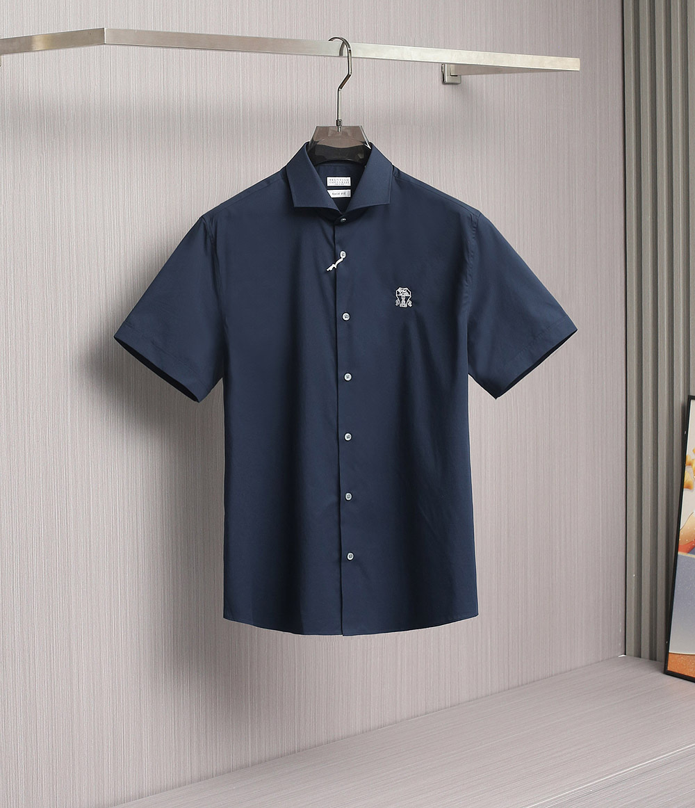 NO:504557,New products are on the shelves!  BC men's business casual short-sleeved shirt, Shanghai trading company channel goods, perfect appearance, pure blood quality, new products for 25 years in spring and summer, official synchronous series!  Fashion with typical Italian style is quite exquisite in fabric selection and craftsmanship, which is very consistent with the aesthetic tone of BC, low-key and luxurious, elegant and noble. The brand logo on the chest is a soul-like existence. This detail strongly posits the brand identity, which enriches the vision and brings the sense of fashion to the heart!  The fabrics and auxiliary materials are all supplied by foreign merchants. The heavy-duty long wool cotton imported from Turkey, double-strand high-strand yarn, the garment process of the old Italian workshop is fixed and weaving and dyeing. The texture is delicate and soft, the texture and comfort of the fabric reach the first-class level, excellent skin-friendliness and breathability, full of cotton, and excellent experience!  It is also very outstanding in terms of details. The thread is tightly slit and the buttons are made of exquisite hand-made. The buttons are carefully polished with deep-sea shells. The tailoring is first-class. The color matching is versatile. The upper body has elegant temperament attributes, full of high-end feel and extensive compatibility. It is the first choice for men for urban business commuting and casual!  Size S-XXL S S S Shoulder Width 45 Bust 102 Clothes Length 73, Shirts, T-shirt, alexander wang19860909新品上架！BC男士商务休闲短袖衬衫,上海贸易公司渠道货,品相完美如斯,纯正血统品质,25年春夏新品,官方同步系列！ 颇具意大利典型风格的时装,在面料选取和工艺方面都相当考究,极符合 BC美学基调,低调且奢华,优雅且高贵,胸前的品牌标识属于灵魂式的存在,此细节有力标榜了品牌身份,即丰富了视觉亦让时髦感加持！ 面料和辅料皆为外商客供,重磅土耳其进口长绒棉,双股高支纱线,意大利本土老牌工坊成衣工序定织定染,肌理细腻柔软,面料质感与舒适度达到一流水准,亲肤性与透气性绝佳,棉感十足,体验感极佳！ 在细节方面亦是非常出色,走线严丝合缝,逢扣由精湛的手工参与,纽扣采用深海贝壳精心打磨制成,剪裁一流,配色万能百搭,上身自带儒雅气质属性,高级感十足,兼容性广泛,都市商务通勤与休闲男士首选！尺码S-XXL S码 肩宽45 胸围102 衣长73,,shirts,T-shirt,alexander wang,Men's clothing