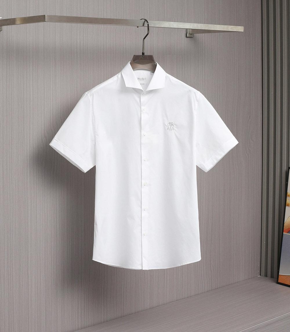 NO:504560,New products are on the shelves!  -BC men's business and casual short-sleeved shirt, Shanghai trading company channel goods, perfect quality, pure blood quality, 25-year spring and summer new products, official synchronous series!  Fashion with typical Italian style is quite exquisite in fabric selection and craftsmanship, which is very consistent with the aesthetic tone of BC, low-key and luxurious, elegant and noble. The brand logo on the chest is a soul-like existence. This detail strongly posits the brand identity, which enriches the vision and brings the sense of fashion to the heart!  The fabrics and auxiliary materials are all supplied by foreign merchants. The heavy-duty long wool cotton imported from Turkey, double-strand high-strand yarn, the garment process of the old Italian workshop is fixed and weaving and dyeing. The texture is delicate and soft, the texture and comfort of the fabric reach the first-class level, excellent skin-friendliness and breathability, full of cotton, and excellent experience!  It is also very outstanding in terms of details. The thread is tightly slit and the buttons are made of exquisite hand-made. The buttons are carefully polished with deep-sea shells. The tailoring is first-class. The color matching is versatile. The upper body has elegant temperament attributes, full of high-end feel and extensive compatibility. It is the first choice for men for urban business commuting and casual!  Size S-XXL S S S Shoulder Width 45 Bust 102 Clothes Length 73, Shirts, T-shirt, alexander wang19860909新品上架！-BC男士商务休闲短袖衬衫,上海贸易公司渠道货,品相完美如斯,纯正血统品质,25年春夏新品,官方同步系列！ 颇具意大利典型风格的时装,在面料选取和工艺方面都相当考究,极符合 BC美学基调,低调且奢华,优雅且高贵,胸前的品牌标识属于灵魂式的存在,此细节有力标榜了品牌身份,即丰富了视觉亦让时髦感加持！ 面料和辅料皆为外商客供,重磅土耳其进口长绒棉,双股高支纱线,意大利本土老牌工坊成衣工序定织定染,肌理细腻柔软,面料质感与舒适度达到一流水准,亲肤性与透气性绝佳,棉感十足,体验感极佳！ 在细节方面亦是非常出色,走线严丝合缝,逢扣由精湛的手工参与,纽扣采用深海贝壳精心打磨制成,剪裁一流,配色万能百搭,上身自带儒雅气质属性,高级感十足,兼容性广泛,都市商务通勤与休闲男士首选！尺码S-XXL S码 肩宽45 胸围102 衣长73,,shirts,T-shirt,alexander wang,Men's clothing