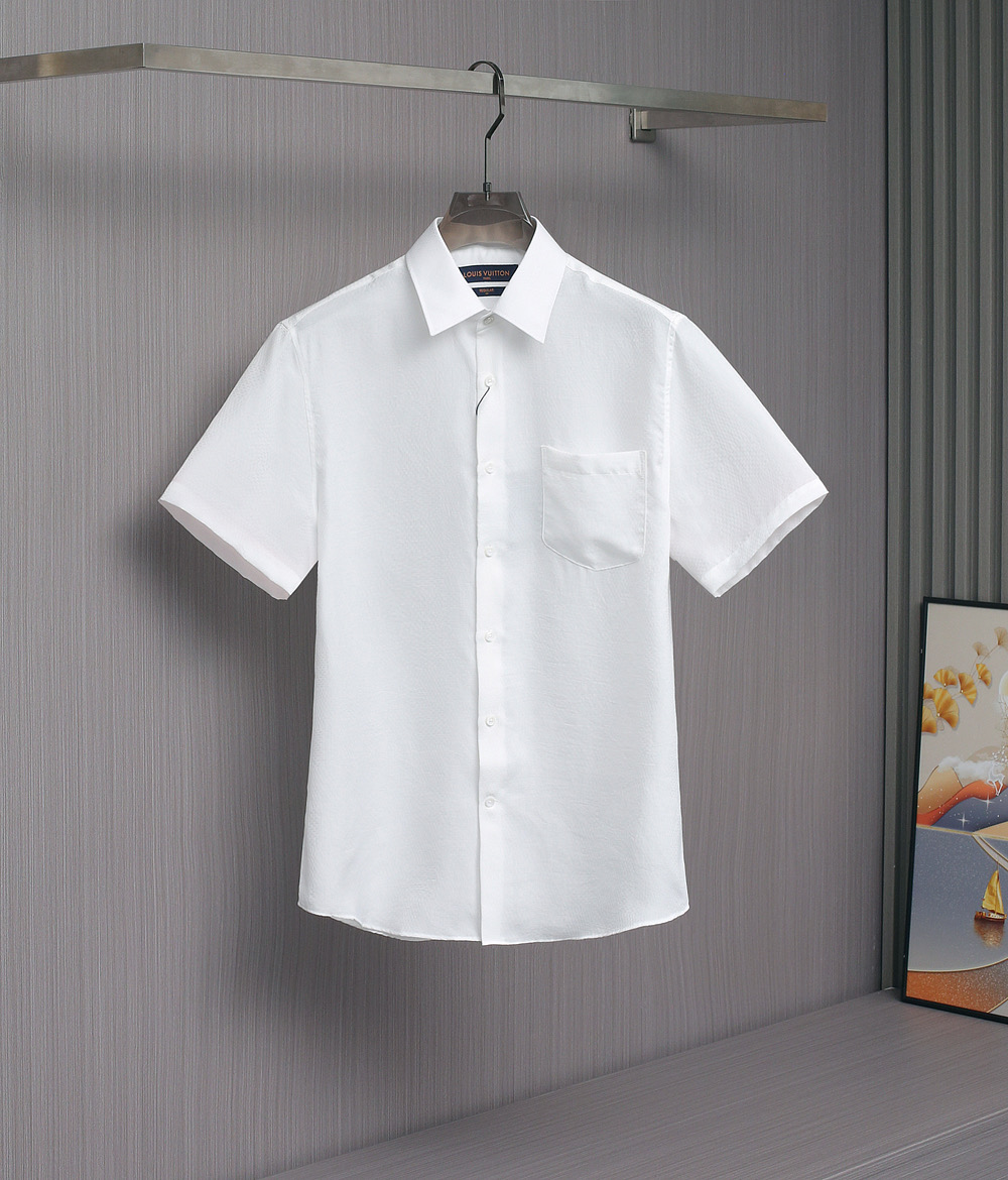 NO:504576,[New Product] GD25200-V Deng Family Men's Fashion Business Casual Jacquard Short-Sleeve Shirt, Hong Kong Foreign Business Channel Product, Heavy High-end Product, Another High-end Platinum-grade Product, 25-Year Spring and Summer Series, Officially sold simultaneously, with a pure appearance!  The overall design style has a strong Philippine label. Creative Director Pharrell Williams has injected new elements into the office. The clothes are decorated with the latest pattern elements of the collection logo Marque L. Vuitton Déposée, perfectly mixed and shaped, and are integrated into the fabric with jacquard craftsmanship. It is natural, with a fashionable and distinctive recognition, with a profound fashion charm, and is also a soul-like display!  The best environmentally friendly cotton selected by Egypt is customized by Italian century-old workshop. It is standard ready-to-wear process, the fabric texture is unique, the exquisite jacquard technology, the extremely luxurious and special fabric, the unique rare fabric on the market, the fabric attributes are all excellent, the visual is very fashionable and eye-catching, quite artistic, and the comfort is unquestionable. It is as silky and smooth as silk, the texture is light, the touch is delicate, the breathability is excellent, and it is not stuffy at all. It also has excellent drooping sensibility and elasticity, and the experience is wonderful!  The color matching is light and restrained, and it is versatile and versatile. The upper body effect is excellent, and you can also go out for a casual match when commuting and going out for a street. There is no age limit, which can interpret a super-style urban elite feeling. It is a fashionable item with a very high sense of styling and control!  Size S-XXL Classic black and white two colors for sale in stock S S S Shoulder width 45 Bust 102 Clothes length 73, Shirts, T-shirt, silk fabric, alexander wang19860909【新品】GD25200-V登家族男士时装款商务休闲提花短袖衬衫,香港洋行渠道货,重磅高端臻品,又一枚高奢品鉴白金级单品,25年春夏系列,官方同步售卖,品相纯正！ 整体的设计风格有着强烈的菲董标签,创意总监Pharrell Williams的上任注入了全新的元素,衣身运用了典藏标识Marque L. Vuitton Déposée极其最新图案元素,完美混搭融合塑造,以提花的工艺融入于面料,浑然天成,辨识度颇为时髦鲜明,颇具深厚的时装韵味,同时亦属于灵魂式的彰显！ 客供埃及甄选的上等环保棉,意大利百年工坊定织而成,标准成衣工序,面料肌理形态别致,绝妙的提花工艺,极为奢华特殊的面料,市面绝无仅有的稀罕面料,面料属性皆为上乘,视觉非常时髦且吸睛,颇具艺术感,舒适度毋庸置疑,如绸缎般丝滑柔顺,质地轻薄,触感细腻,透气性极好,丝毫不闷热,同时具备出色的垂感性及弹力,体验感妙不可言！ 配色轻熟内敛,且万能百搭,上身效果出色,即通勤亦出街休闲混搭,无年龄层次限定,可以诠释出超具型格的都市精英感,属于造型感及驾驭度极高的时髦单品！尺码S-XXL 经典黑色和白色两色现货发售 S码 肩宽45 胸围102 衣长73,,shirts,T-shirt,silk fabric,alexander wang,Men's clothing