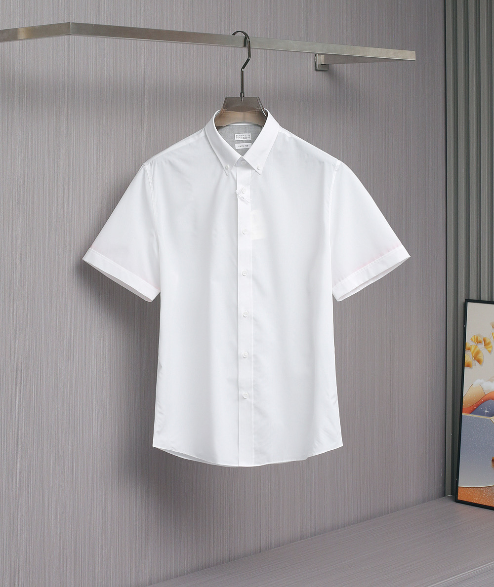NO:504579,[New Product] GD25200-BC Men's Business and Casual Short-Sleeve Shirt, Shanghai Trading Company Channel Product, the quality is perfect, pure blood quality, 25-year spring and summer new products, official synchronous series!  Fashion with typical Italian style is quite exquisite in fabric selection and craftsmanship, which is very consistent with the aesthetic tone of BC, low-key and luxurious, elegant and noble. The brand logo on the chest is a soul-like existence. This detail strongly posits the brand identity, which enriches the vision and brings the sense of fashion to the heart!  The fabrics and auxiliary materials are all supplied by foreign merchants. The heavyweight long leash cotton imported from Turkey, double-strand high-spin yarn, the garment process of the old Italian workshop is fixed and weaving and dyeing. The texture is delicate and soft, the texture and comfort of the fabric reach the first-class level, excellent skin-friendliness and breathability, full of cotton, and excellent experience!  It is also very outstanding in terms of details. The thread is tightly slit and the buttons are made of exquisite hand-made. The buttons are carefully polished with deep-sea shells. The tailoring is first-class. The color matching is versatile. The upper body has elegant temperament attributes, full of advanced feeling and extensive compatibility. It is the first choice for men for urban business commuting and casual!  Size S-XXL S S S Shoulder Width 45 Bust 102 Clothes Length 73, Shirts, T-shirt, alexander wang19860909【新品】GD25200-BC男士商务休闲短袖衬衫,上海贸易公司渠道货,品相完美如斯,纯正血统品质,25年春夏新品,官方同步系列！ 颇具意大利典型风格的时装,在面料选取和工艺方面都相当考究,极符合 BC美学基调,低调且奢华,优雅且高贵,胸前的品牌标识属于灵魂式的存在,此细节有力标榜了品牌身份,即丰富了视觉亦让时髦感加持！ 面料和辅料皆为外商客供,重磅土耳其进口长绒棉,双股高支纱线,意大利本土老牌工坊成衣工序定织定染,肌理细腻柔软,面料质感与舒适度达到一流水准,亲肤性与透气性绝佳,棉感十足,体验感极佳！ 在细节方面亦是非常出色,走线严丝合缝,逢扣由精湛的手工参与,纽扣采用深海贝壳精心打磨制成,剪裁一流,配色万能百搭,上身自带儒雅气质属性,高级感十足,兼容性广泛,都市商务通勤与休闲男士首选！尺码S-XXL S码 肩宽45 胸围102 衣长73,,shirts,T-shirt,alexander wang,Men's clothing