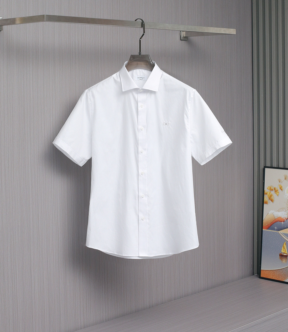 NO:504582,[New Product] GD25200-SF men's high-end business and casual short-sleeved shirt, trading company supply, high-end luxury series, platinum-grade full quality, pure blood quality, new products for spring and summer in 25 years!  Born from the classics, the signature item that must be released every season. The new season still continues the design tone of F Home, bringing the Italian urban noble and minimalist style to the extreme. The highly recognizable brand English logo is presented on the left sleeve in an embroidered body, equipped with the brand logo on the chest, which is a soul-style embellishment, and the visual feel is extremely light luxury and fashionable!  The fabrics and auxiliary materials are all supplied by foreign merchants, heavy-duty long wool cotton imported from Turkey, double-strand high-strand yarn, Italian local old-fashioned workshop ready-made garment process, striped jacquard process, delicate and soft texture, excellent gloss, the texture and comfort of the fabric reach the peak, excellent skin-friendliness and breathability, full of cotton, and excellent experience!  The details are exquisite and exquisite, with strict stitching and strictly according to Italian craft standards. They are very ingenious. The buttons are natural deep-sea shell buckles. Each pill has a unique pattern and a great luster!  A shirt with a very high mix and match is casual when commuting, both solemn and harmonious, and has no age limit. It can interpret various styles and is a fashionable item with a very high degree of control. During the matching season, it can support the overall appearance and have a full sense of temperament on the upper body!  It's very outstanding in both inner wear and single wear!  Size S-XXL Classic light blue and white in stock. S S S shoulder width 45 bust 102 length 73, fendi,shirts,T-shirt,alexander wang19860909【新品】GD25200-SF男士高端商务休闲短袖衬衫,贸易公司渠货源,高级奢侈系列,白金级全品相,纯正血统臻品,25年春夏新品！ 因经典而生,每季必出的招牌单品,新一季仍然延续了F家的设计基调,将意式的都市高贵极简风发挥到极致,辨识度极高的品牌英文标志以刺绣体呈现于左袖上,搭载胸前品牌标识,属于灵魂式的点缀,视觉感极为轻奢时髦！ 面料和辅料皆为外商客供,重磅土耳其进口长绒棉,双股高支纱线,意大利本土老牌工坊成衣工序定织定染,条纹提花工艺处理,肌理细腻柔软,且光泽度极好,面料质感与舒适度达到登峰造极,亲肤性与透气性绝佳,棉感十足,体验感极佳！ 细节处处精致考究,严丝合缝,严格按照意大利工艺标准制作,非常匠心,纽扣为天然深海贝壳扣,每粒都有着独一无二的纹路,光泽感极好！ 混搭性极高的一款衬衫,通勤亦休闲,亦庄亦谐无年龄层次限定,可以诠释各种造型风格,属于驾驭度极高的时髦单品,在搭配季可以撑起整个颜值担当,上身满满的气质感！无论内搭还是单穿都非常出彩！尺码S-XXL 经典浅蓝和白色两色现货. S码 肩宽45 胸围102 衣长73,,fendi,shirts,T-shirt,alexander wang,Men's clothing