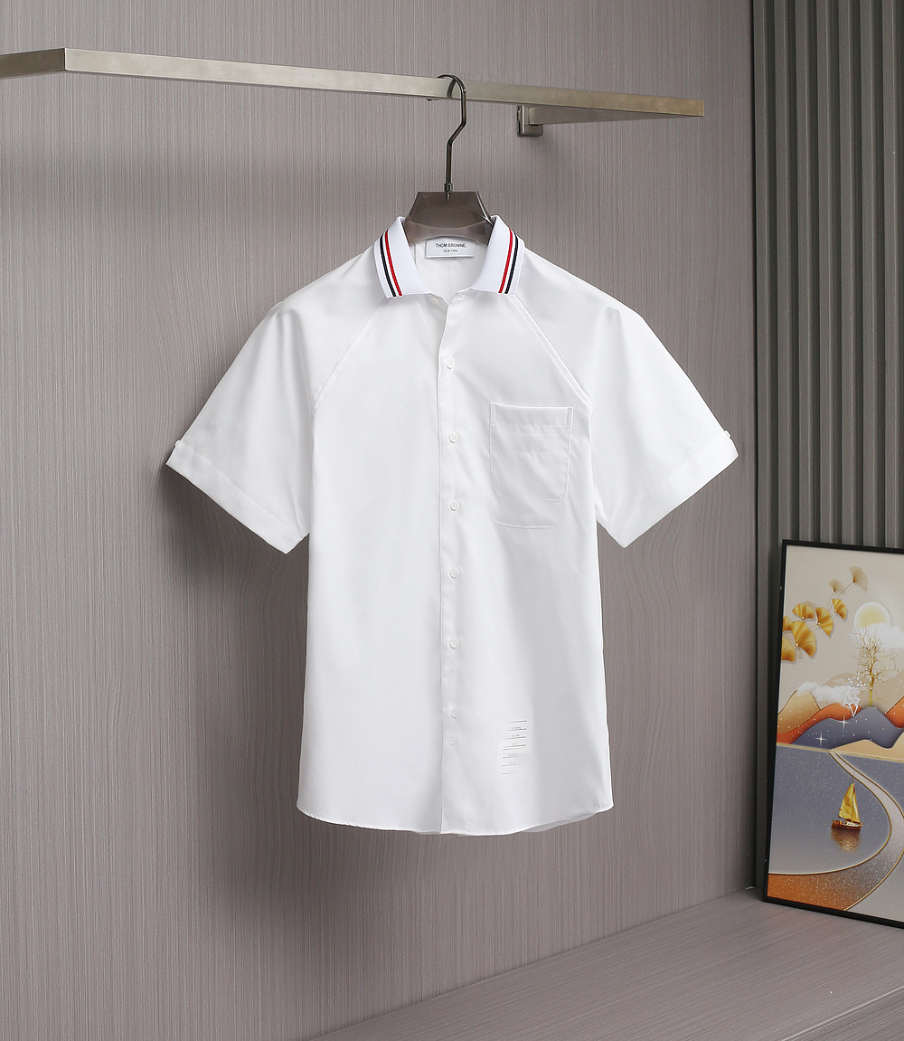 NO:504556,[New Product] GD25200TB/Browne family men and women same poplin cotton fashion short-sleeved shirt, trading company channel goods, new products in summer in 25 years, popular top items in buyers, high-frequency dressing performances of fashion bloggers!  !  A very star-level product, a high-quality product with full appearance. The overall design and shape are always based on TB aesthetics, with a distinct recognition. The labeled red, blue and white webbing elements are cleverly embellished on the collar. The very stunning and fashionable details are quite beautiful. They are soul-style detailed embellishments and greatly enrich the overall vision!  The top Turkish poplin fabrics supplied and imported from customers are made of high-quality cotton raw materials with excellent lighting. They are made by Italian century-old workshops. They have a lot of cotton feel, both comfort and breathability, extremely delicate touch, and excellent skin-friendly!  The details are also excellent, with exquisite craftsmanship, neat and rigorous wiring, strict stitching, selected shell buckles, and unique contrasting thread collar design, which enhances the overall aesthetics. The shoulder-drop design and small details of the back pleat are quite amazing!  The upper body effect is very excellent. During the matching season, it can support the overall appearance. The upper body is full of temperament. It is very outstanding in both inner wear and single wear. It is suitable for both business and casual wear and daily wear. It is an indispensable item in the wardrobe!  Men and women can control them!  Size 1-5 (S-XXL) Size 1 Shoulder width 45 Bust 102 Clothes length 73, thom browne,shirts,T-shirt,alexander wang19860909【新品】GD25200TB/布朗尼家族男女同款府绸棉时装短袖衬衫,贸易公司渠道货,25年夏季新品,买手店里的人气TOP单品,时尚博主高频穿搭演绎！！ 非常明星级的一款单品,属于颜值满分的高级产物,通体的设计造型一贯以TB美学为基调,辨识度颇为鲜明,标签化的红蓝白织带元素,巧妙点缀于领部,非常惊艳且时髦的细节,颇具美感,属于灵魂式的细节点缀,且极大的丰富了整体视觉！ 客供进口的土耳其顶尖府绸面料,选用光照极好的上等棉花原料,经过意大利百年工坊定织定染而成,棉感十足,舒适性与透气性兼备,触感极为细腻,亲肤性绝佳！ 细节方面亦非常出色,工艺精湛细腻,走线工整严谨,严丝合缝,甄选的贝壳扣加持,别致的撞色螺纹领设计,提升了整体审美,落肩式设计及后背褶感小细节颇为惊艳！ 上身效果非常出色,在搭配季可以撑起整个颜值担当,上身满满的气质感,无论内搭还是单穿都非常出彩,商务休闲及日常穿搭皆宜,属于衣橱不可或缺的单品！男女接可驾驭！尺码1-5码（S-XXL） 1码 肩宽45 胸围102 衣长73,,thom browne,shirts,T-shirt,alexander wang,Men's clothing