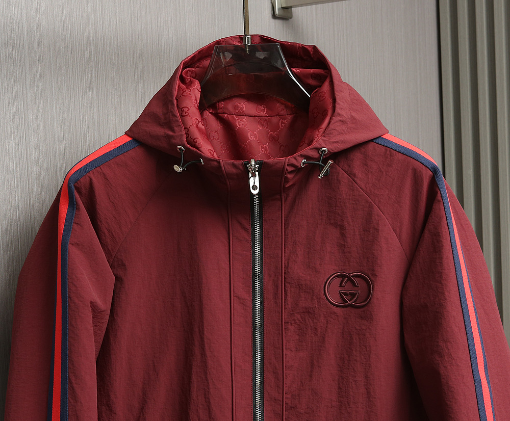 🌹🌹🌹G家25秋冬新品夹克。酷奇双面穿连帽新款夹克上架啦！GG细格棉质连帽夹克。匠心独运的设计将经典与现