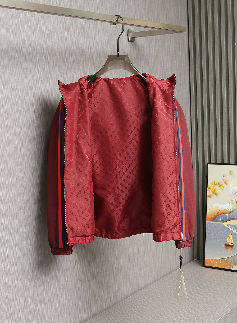 🌹🌹🌹G家25秋冬新品夹克。酷奇双面穿连帽新款夹克上架啦！GG细格棉质连帽夹克。匠心独运的设计将经典与现