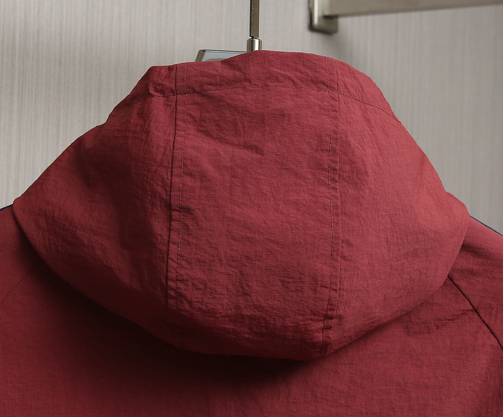 🌹🌹🌹G家25秋冬新品夹克。酷奇双面穿连帽新款夹克上架啦！GG细格棉质连帽夹克。匠心独运的设计将经典与现