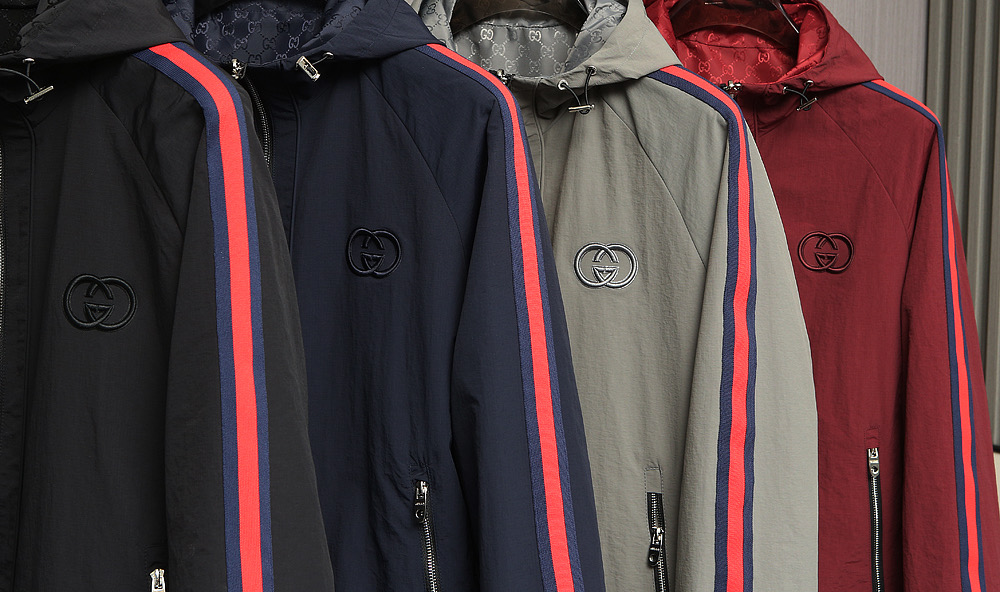 🌹🌹🌹G家25秋冬新品夹克。酷奇双面穿连帽新款夹克上架啦！GG细格棉质连帽夹克。匠心独运的设计将经典与现
