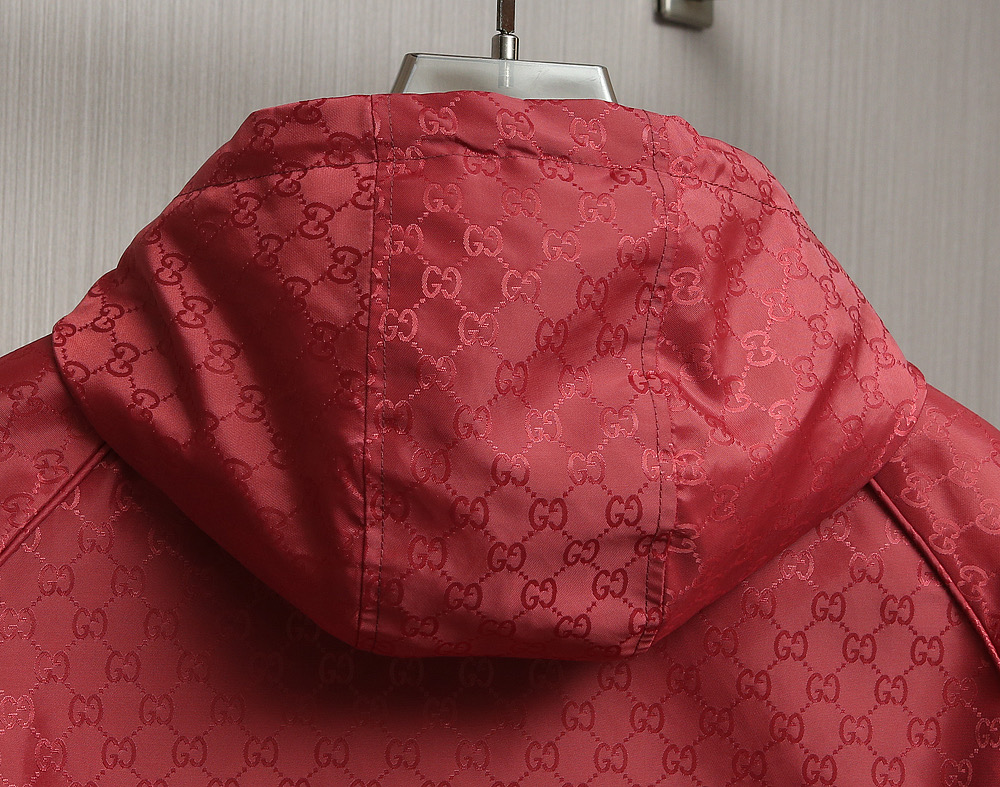 🌹🌹🌹G家25秋冬新品夹克。酷奇双面穿连帽新款夹克上架啦！GG细格棉质连帽夹克。匠心独运的设计将经典与现