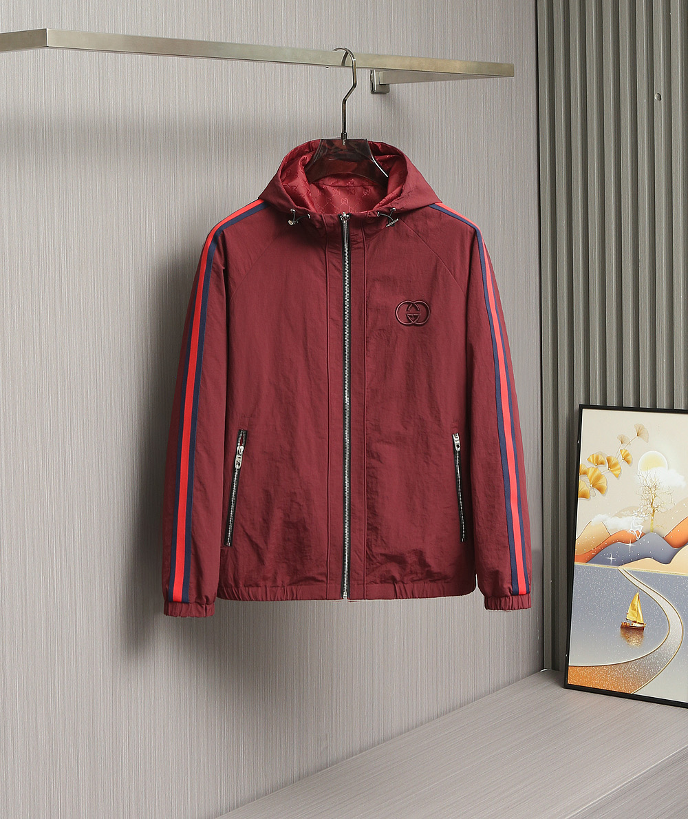 🌹🌹🌹G家25秋冬新品夹克。酷奇双面穿连帽新款夹克上架啦！GG细格棉质连帽夹克。匠心独运的设计将经典与现