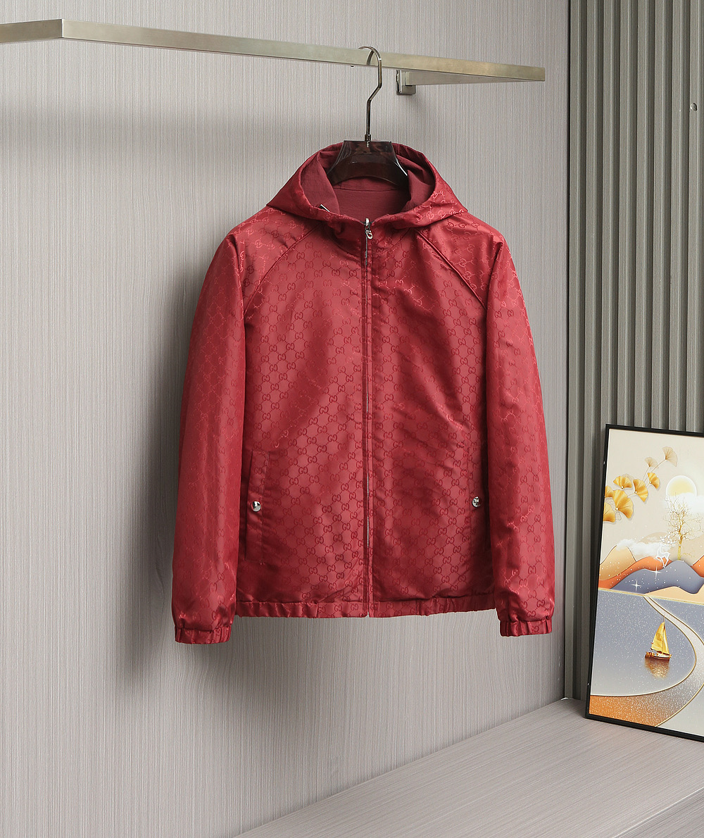 🌹🌹🌹G家25秋冬新品夹克。酷奇双面穿连帽新款夹克上架啦！GG细格棉质连帽夹克。匠心独运的设计将经典与现