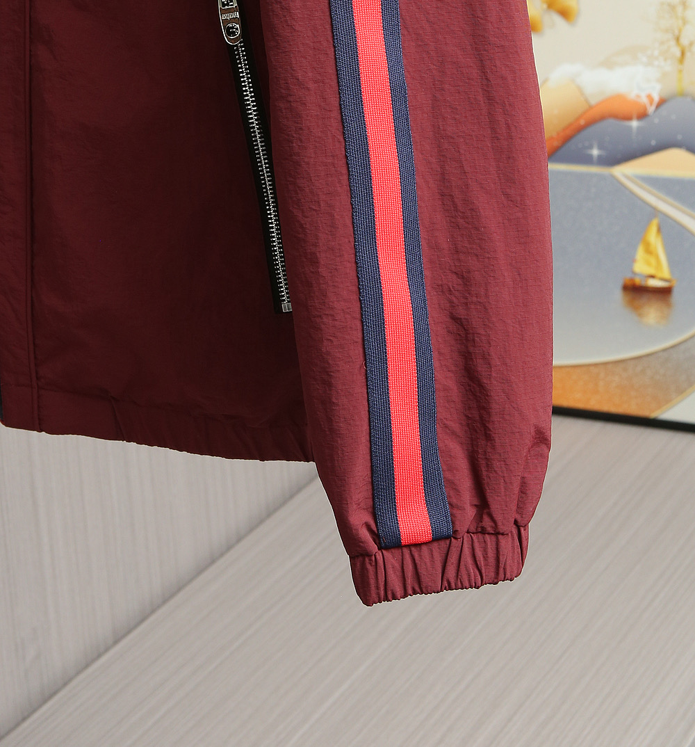 🌹🌹🌹G家25秋冬新品夹克。酷奇双面穿连帽新款夹克上架啦！GG细格棉质连帽夹克。匠心独运的设计将经典与现