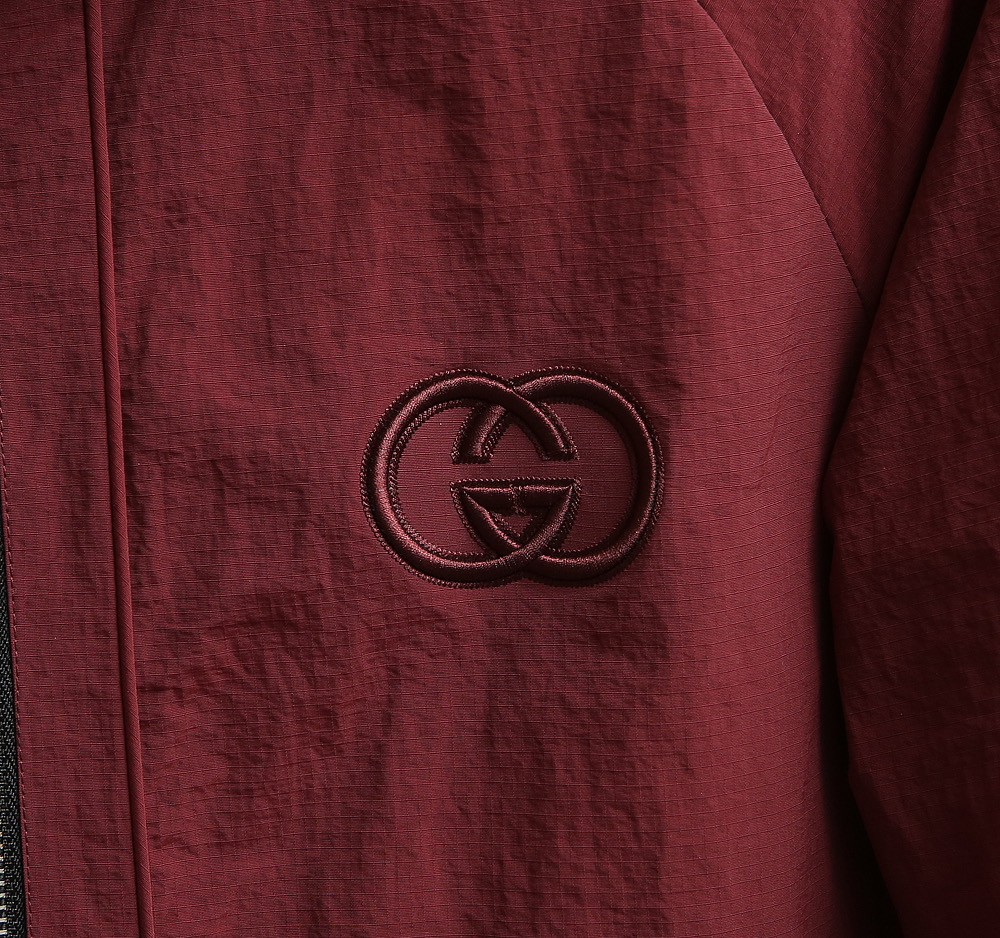 🌹🌹🌹G家25秋冬新品夹克。酷奇双面穿连帽新款夹克上架啦！GG细格棉质连帽夹克。匠心独运的设计将经典与现