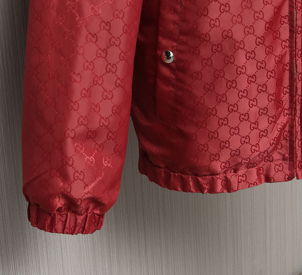 🌹🌹🌹G家25秋冬新品夹克。酷奇双面穿连帽新款夹克上架啦！GG细格棉质连帽夹克。匠心独运的设计将经典与现