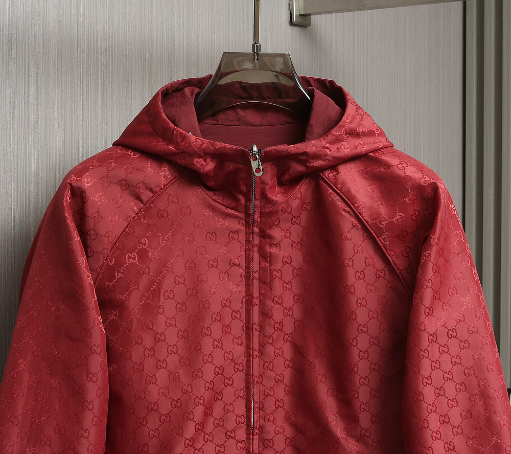 🌹🌹🌹G家25秋冬新品夹克。酷奇双面穿连帽新款夹克上架啦！GG细格棉质连帽夹克。匠心独运的设计将经典与现