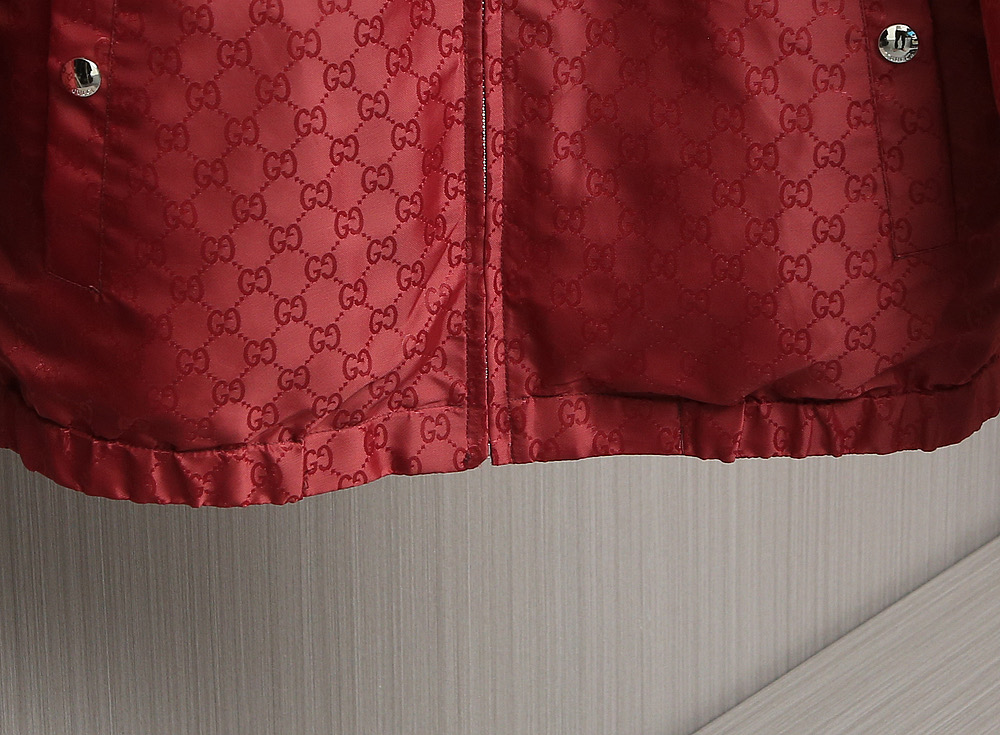 🌹🌹🌹G家25秋冬新品夹克。酷奇双面穿连帽新款夹克上架啦！GG细格棉质连帽夹克。匠心独运的设计将经典与现