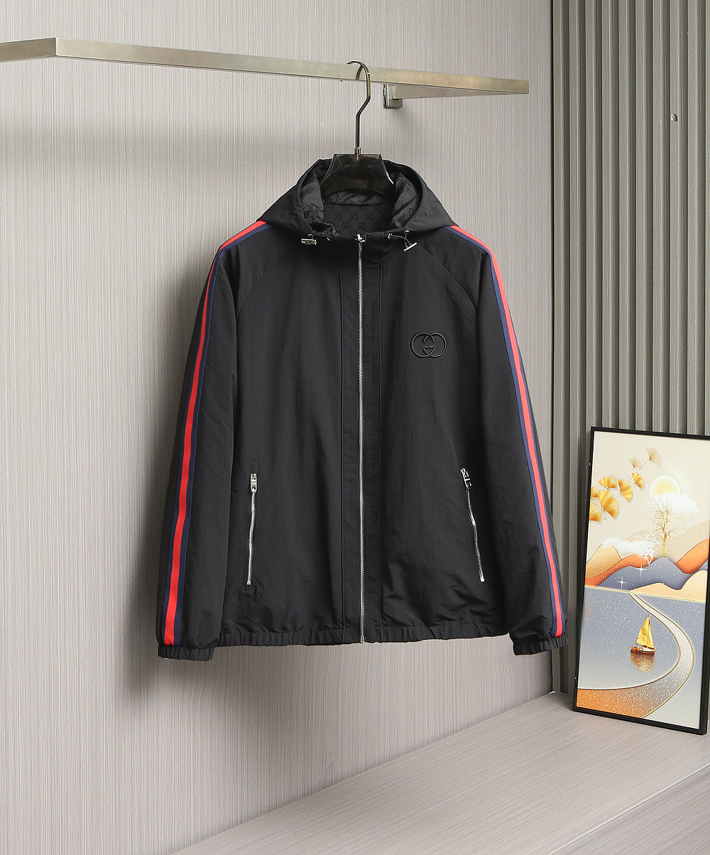 🌹🌹🌹G家25秋冬新品夹克。酷奇双面穿连帽新款夹克上架啦！GG细格棉质连帽夹克。匠心独运的设计将经典与现