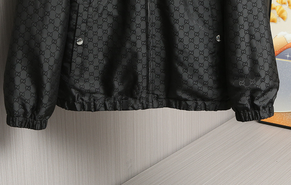 🌹🌹🌹G家25秋冬新品夹克。酷奇双面穿连帽新款夹克上架啦！GG细格棉质连帽夹克。匠心独运的设计将经典与现