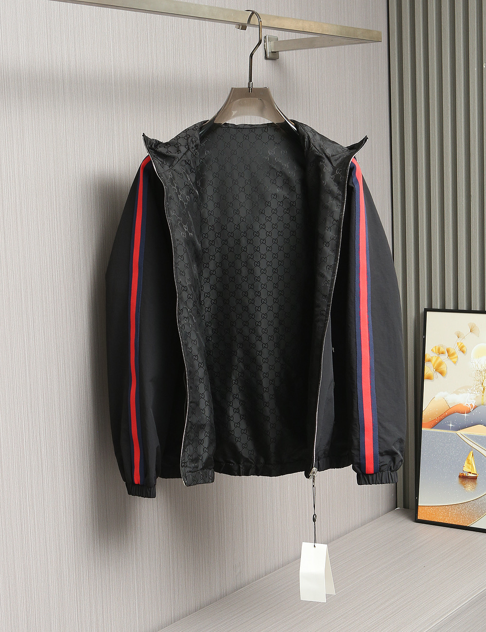 🌹🌹🌹G家25秋冬新品夹克。酷奇双面穿连帽新款夹克上架啦！GG细格棉质连帽夹克。匠心独运的设计将经典与现