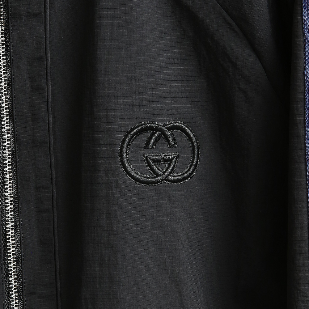 🌹🌹🌹G家25秋冬新品夹克。酷奇双面穿连帽新款夹克上架啦！GG细格棉质连帽夹克。匠心独运的设计将经典与现