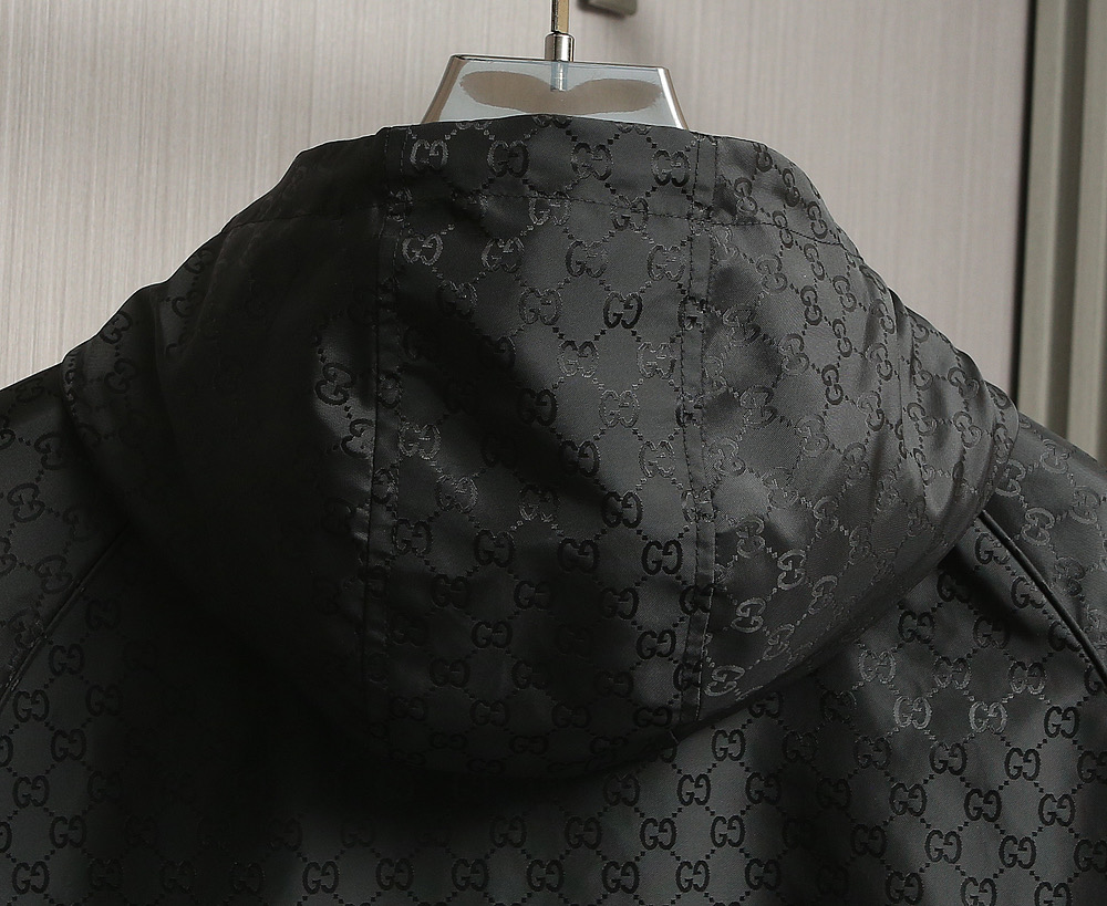 🌹🌹🌹G家25秋冬新品夹克。酷奇双面穿连帽新款夹克上架啦！GG细格棉质连帽夹克。匠心独运的设计将经典与现