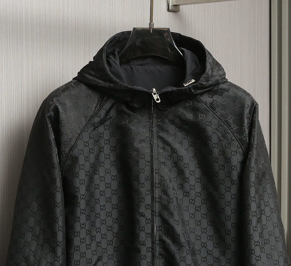 🌹🌹🌹G家25秋冬新品夹克。酷奇双面穿连帽新款夹克上架啦！GG细格棉质连帽夹克。匠心独运的设计将经典与现