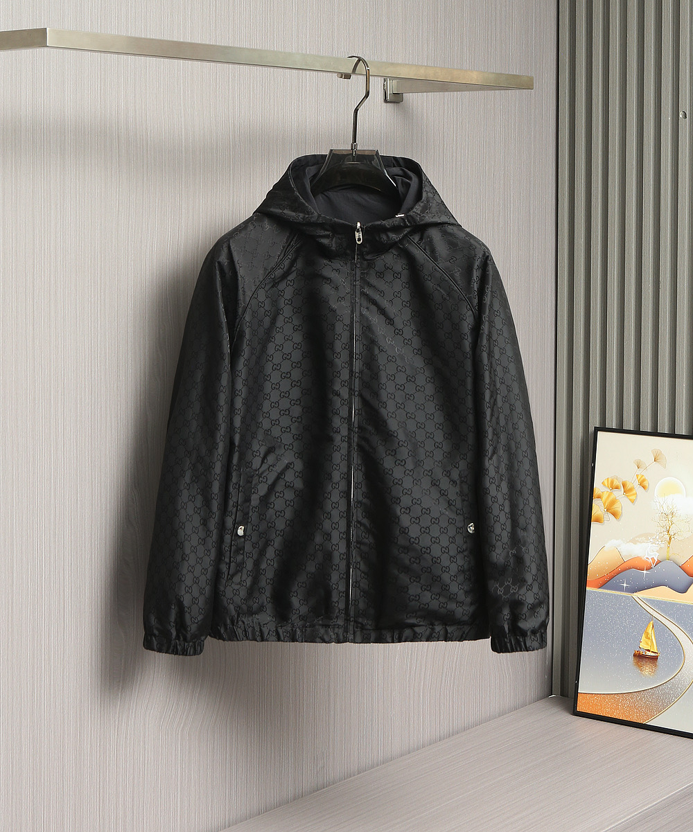 🌹🌹🌹G家25秋冬新品夹克。酷奇双面穿连帽新款夹克上架啦！GG细格棉质连帽夹克。匠心独运的设计将经典与现