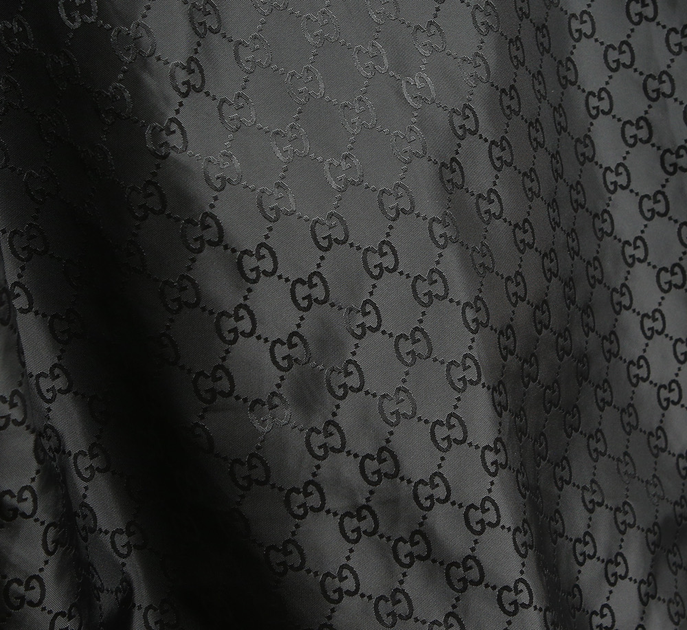 🌹🌹🌹G家25秋冬新品夹克。酷奇双面穿连帽新款夹克上架啦！GG细格棉质连帽夹克。匠心独运的设计将经典与现