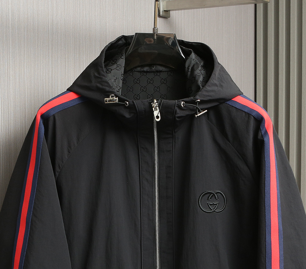 🌹🌹🌹G家25秋冬新品夹克。酷奇双面穿连帽新款夹克上架啦！GG细格棉质连帽夹克。匠心独运的设计将经典与现