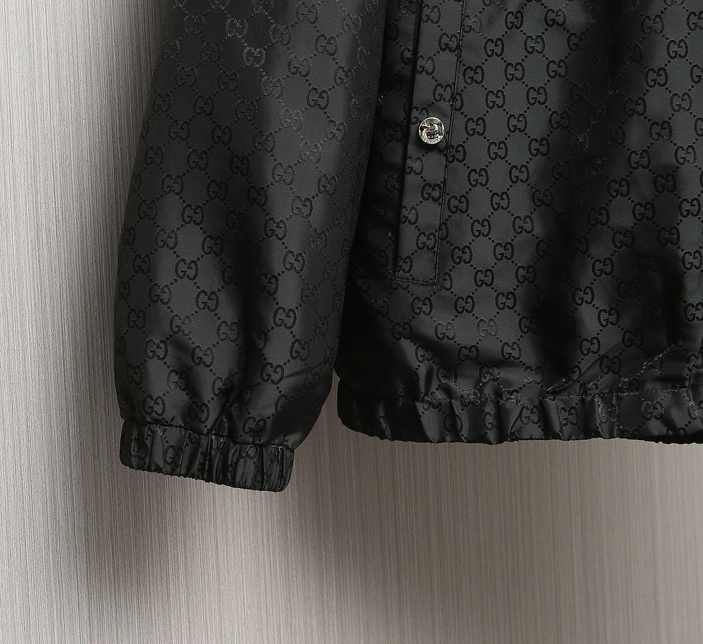 🌹🌹🌹G家25秋冬新品夹克。酷奇双面穿连帽新款夹克上架啦！GG细格棉质连帽夹克。匠心独运的设计将经典与现