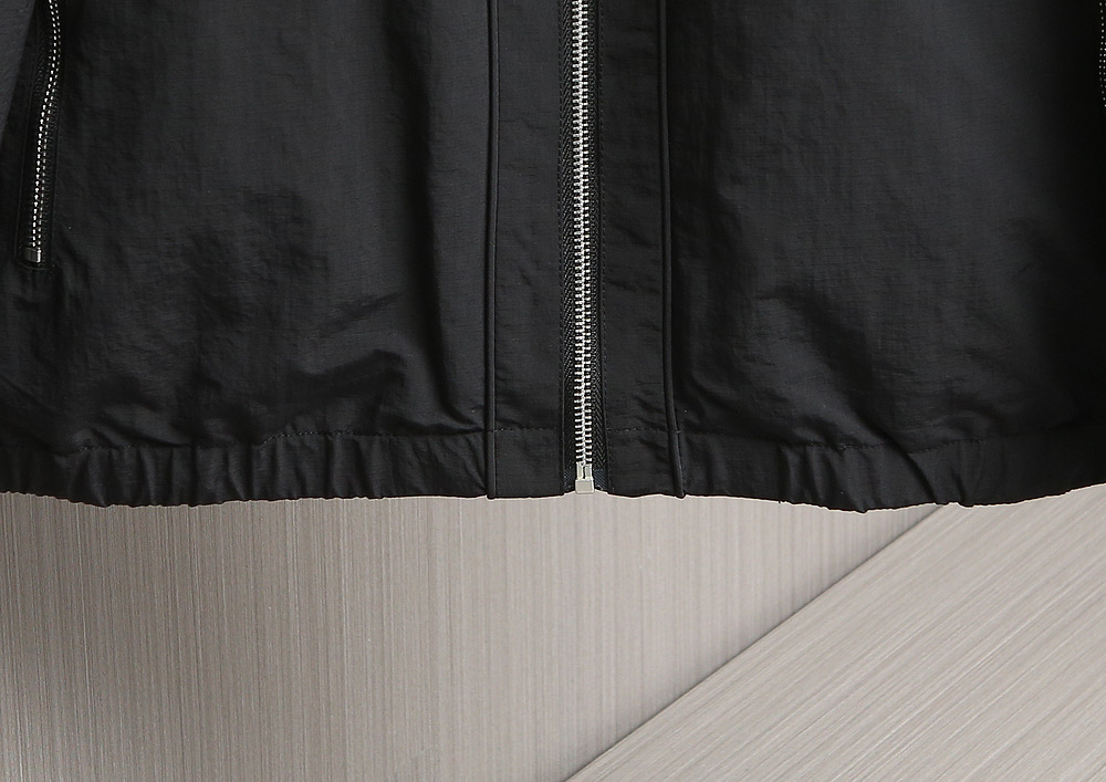 🌹🌹🌹G家25秋冬新品夹克。酷奇双面穿连帽新款夹克上架啦！GG细格棉质连帽夹克。匠心独运的设计将经典与现