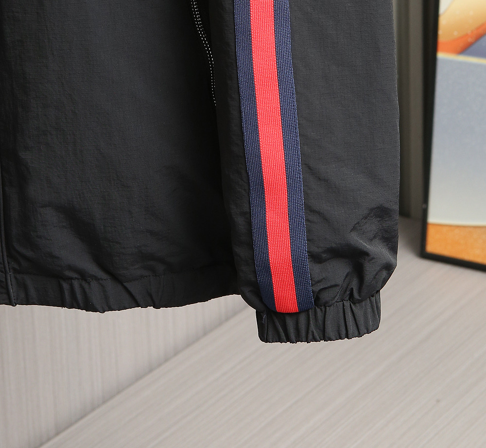 🌹🌹🌹G家25秋冬新品夹克。酷奇双面穿连帽新款夹克上架啦！GG细格棉质连帽夹克。匠心独运的设计将经典与现