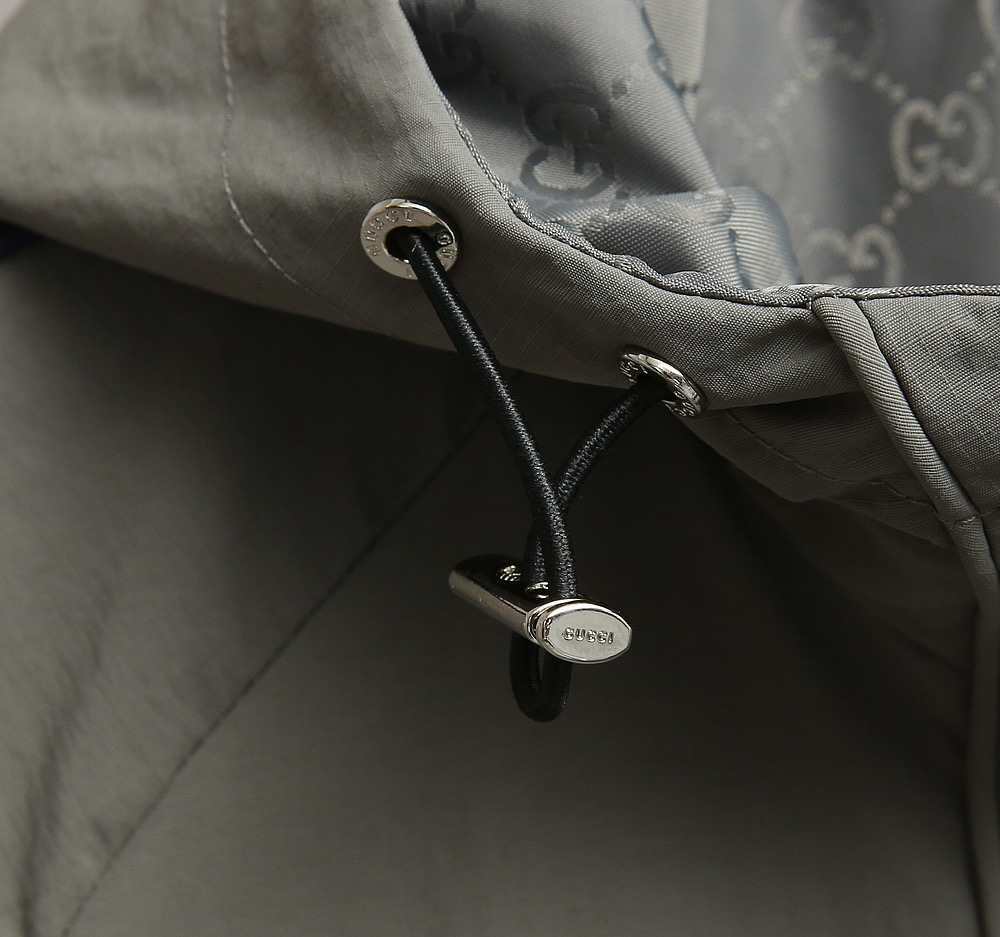 🌹🌹🌹G家25秋冬新品夹克。酷奇双面穿连帽新款夹克上架啦！GG细格棉质连帽夹克。匠心独运的设计将经典与现