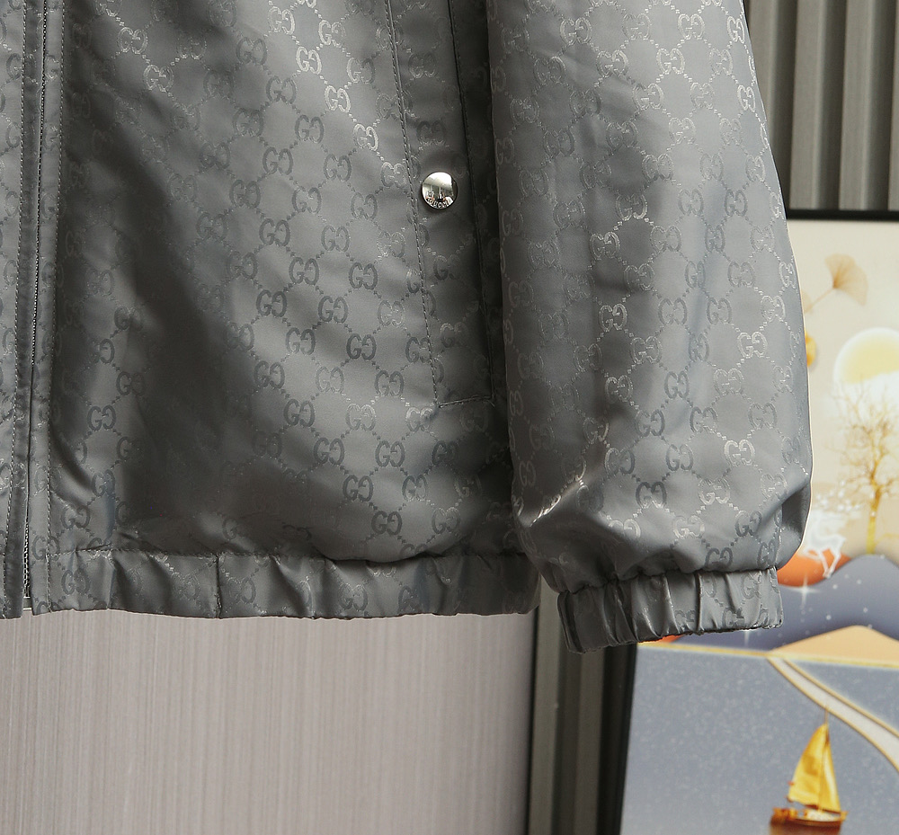🌹🌹🌹G家25秋冬新品夹克。酷奇双面穿连帽新款夹克上架啦！GG细格棉质连帽夹克。匠心独运的设计将经典与现
