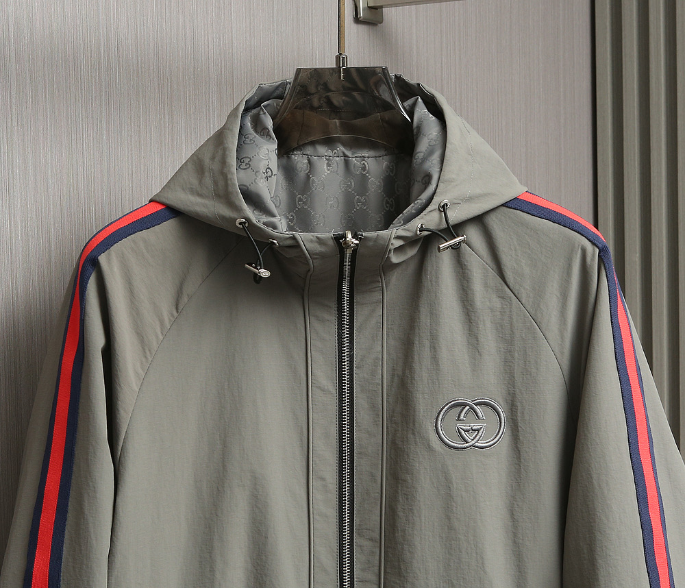 🌹🌹🌹G家25秋冬新品夹克。酷奇双面穿连帽新款夹克上架啦！GG细格棉质连帽夹克。匠心独运的设计将经典与现