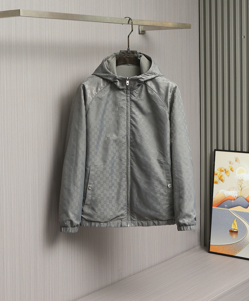 🌹🌹🌹G家25秋冬新品夹克。酷奇双面穿连帽新款夹克上架啦！GG细格棉质连帽夹克。匠心独运的设计将经典与现
