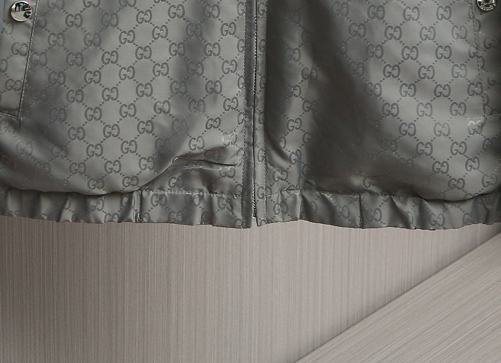 🌹🌹🌹G家25秋冬新品夹克。酷奇双面穿连帽新款夹克上架啦！GG细格棉质连帽夹克。匠心独运的设计将经典与现