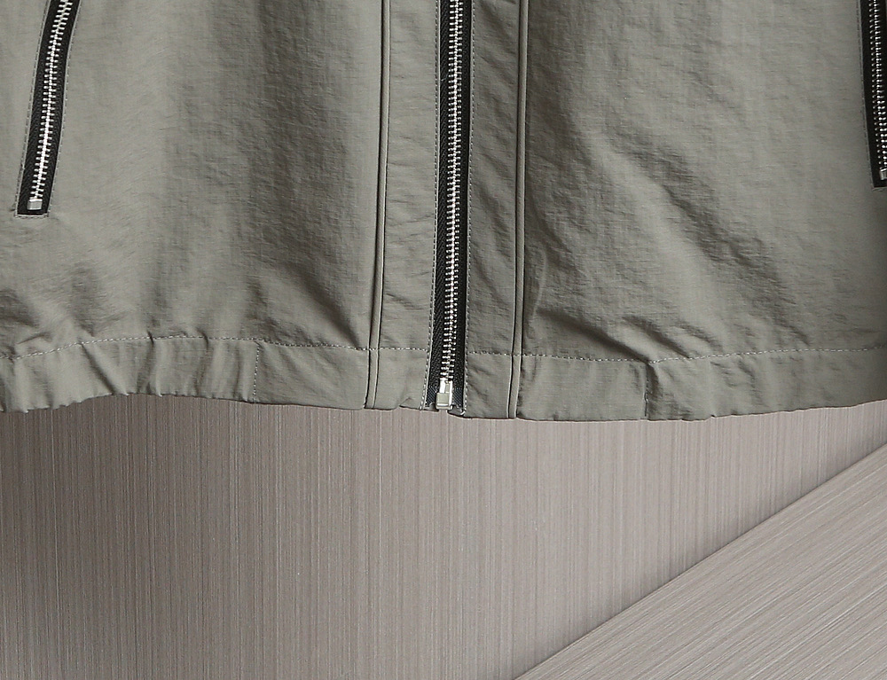 🌹🌹🌹G家25秋冬新品夹克。酷奇双面穿连帽新款夹克上架啦！GG细格棉质连帽夹克。匠心独运的设计将经典与现