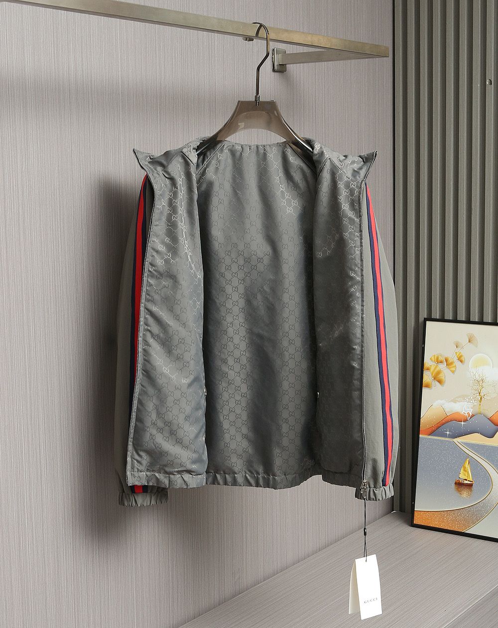 🌹🌹🌹G家25秋冬新品夹克。酷奇双面穿连帽新款夹克上架啦！GG细格棉质连帽夹克。匠心独运的设计将经典与现