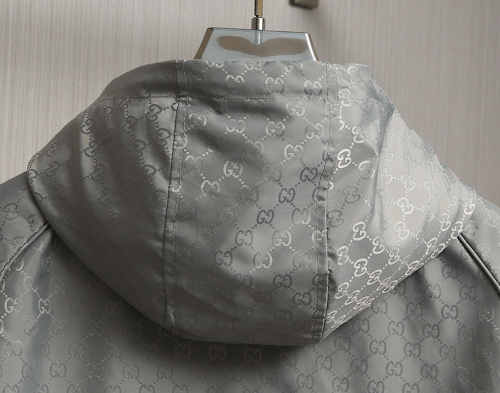 🌹🌹🌹G家25秋冬新品夹克。酷奇双面穿连帽新款夹克上架啦！GG细格棉质连帽夹克。匠心独运的设计将经典与现