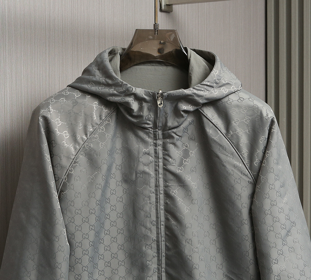 🌹🌹🌹G家25秋冬新品夹克。酷奇双面穿连帽新款夹克上架啦！GG细格棉质连帽夹克。匠心独运的设计将经典与现